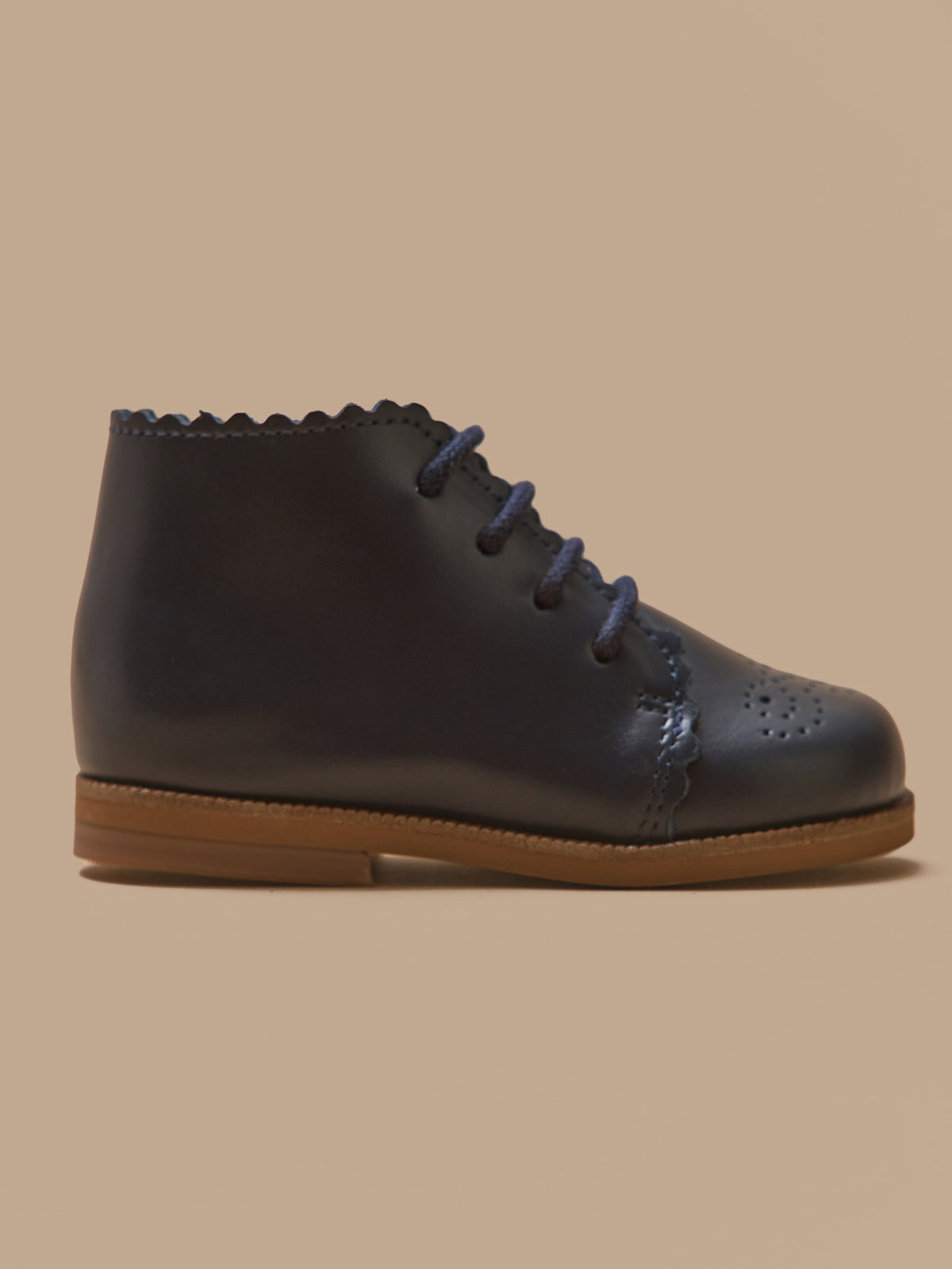 Baby-Stiefeletten aus Leder mit floraler Lochung an der Spitze