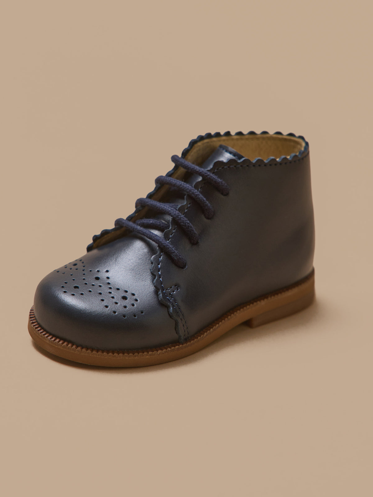 Baby-Stiefeletten aus Leder mit floraler Lochung an der Spitze