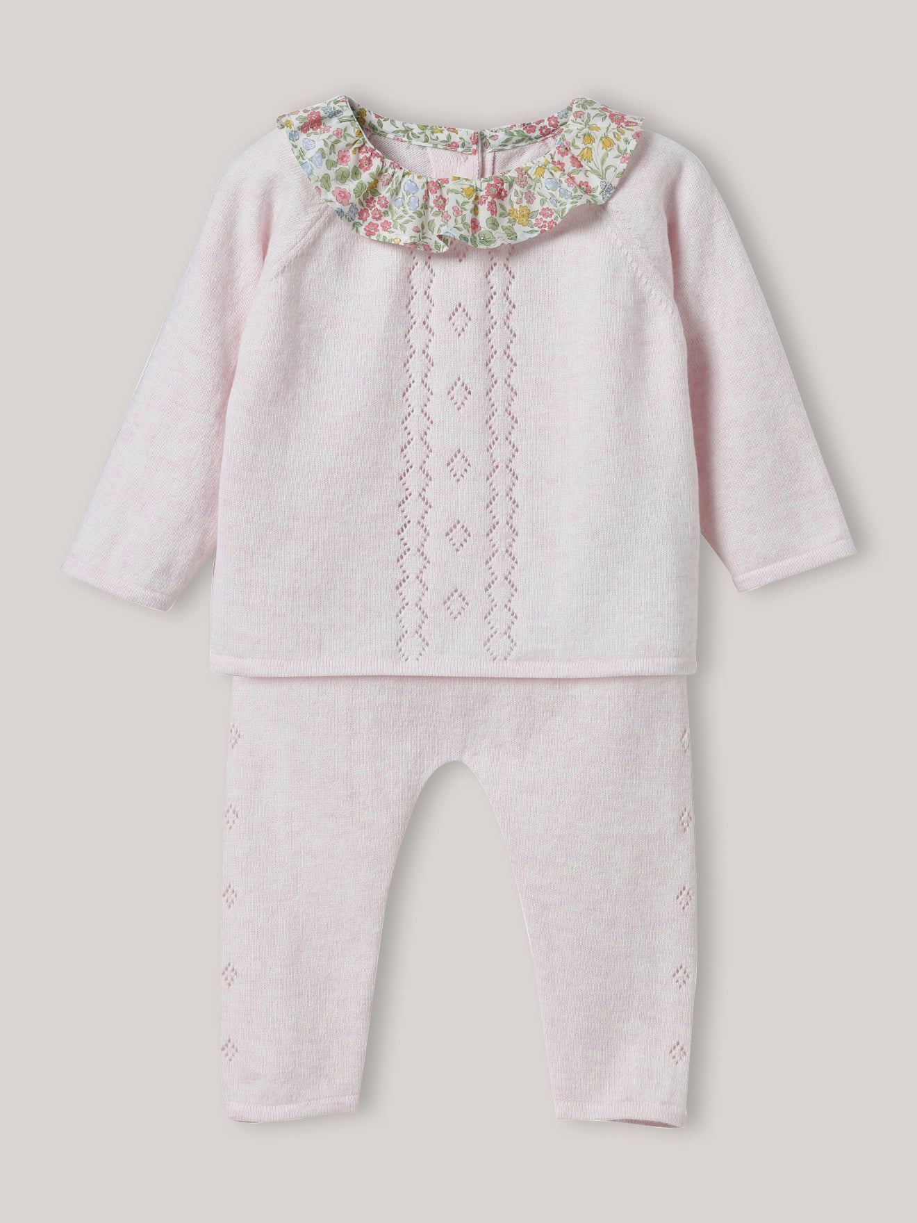 Baby-Strickset mit einem Kragen aus Liberty®-Stoff