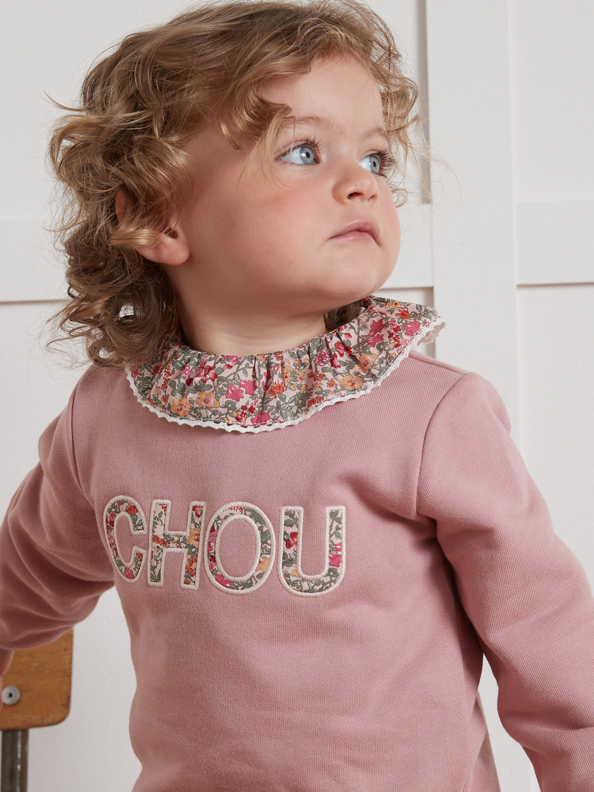 Baby-Sweatshirt mit Buchstaben aus Liberty®-Stoff