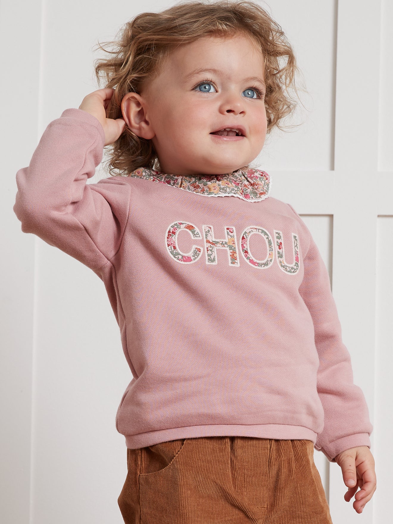 Baby-Sweatshirt mit Buchstaben aus Liberty®-Stoff