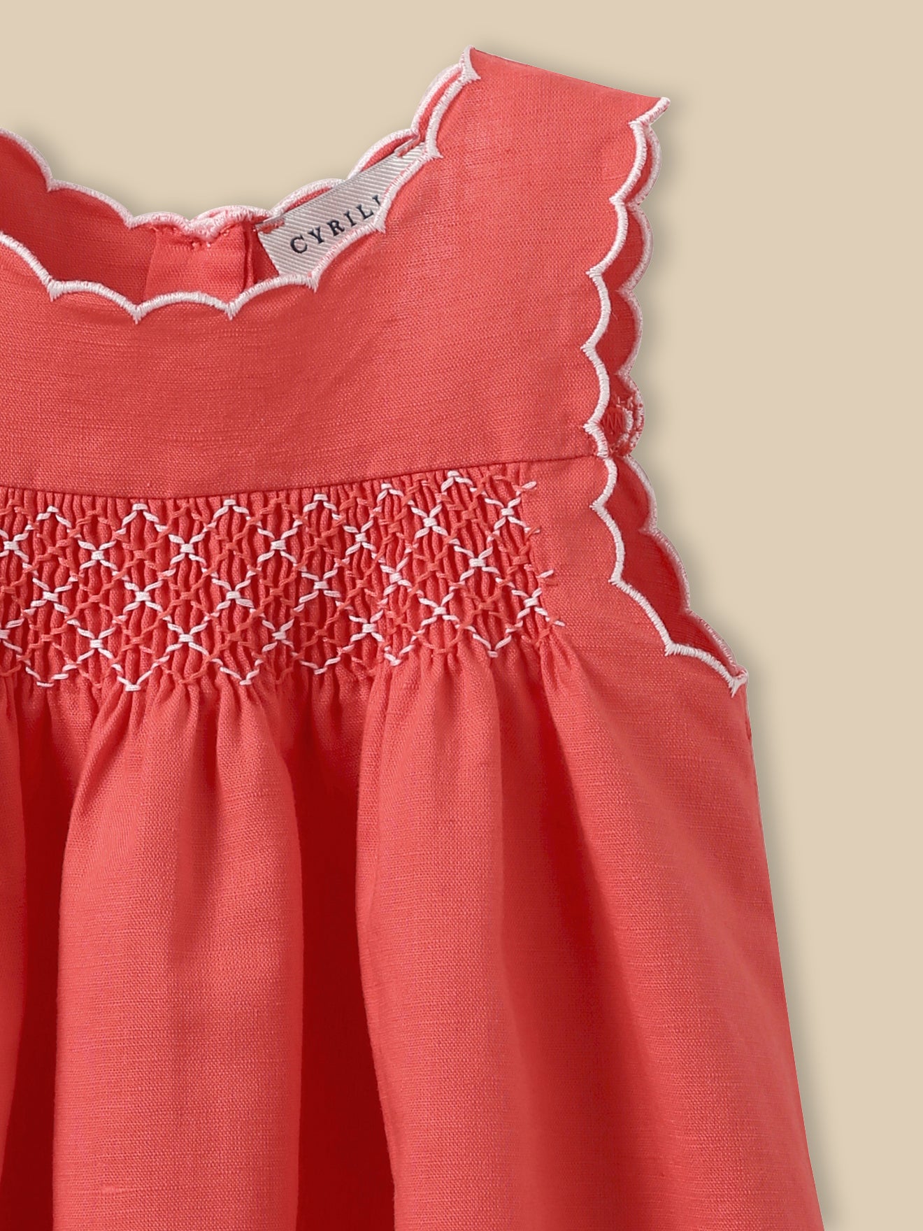 Babykleid aus Leinen und Baumwolle