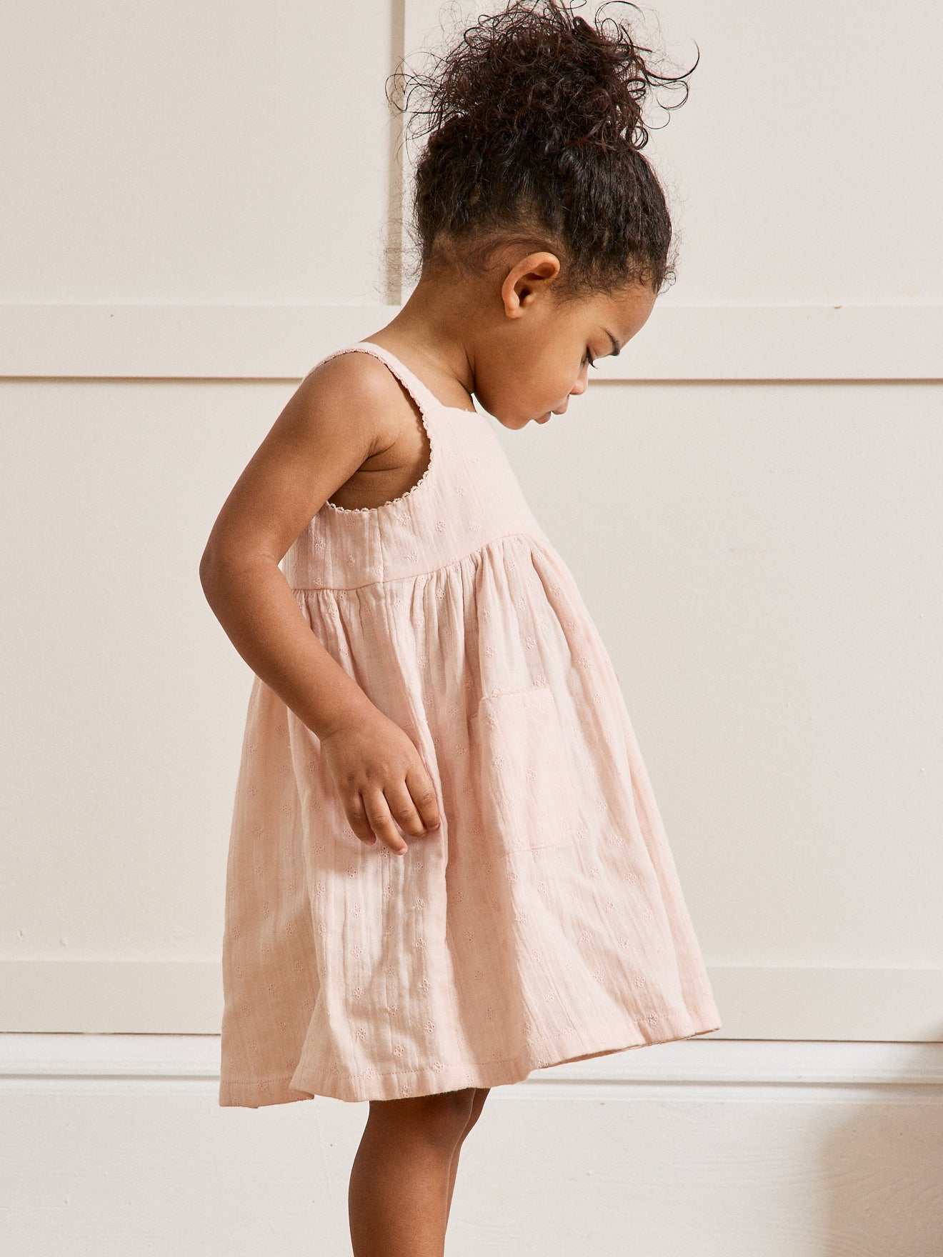 Babykleid aus doppelter Gaze mit Stickerei