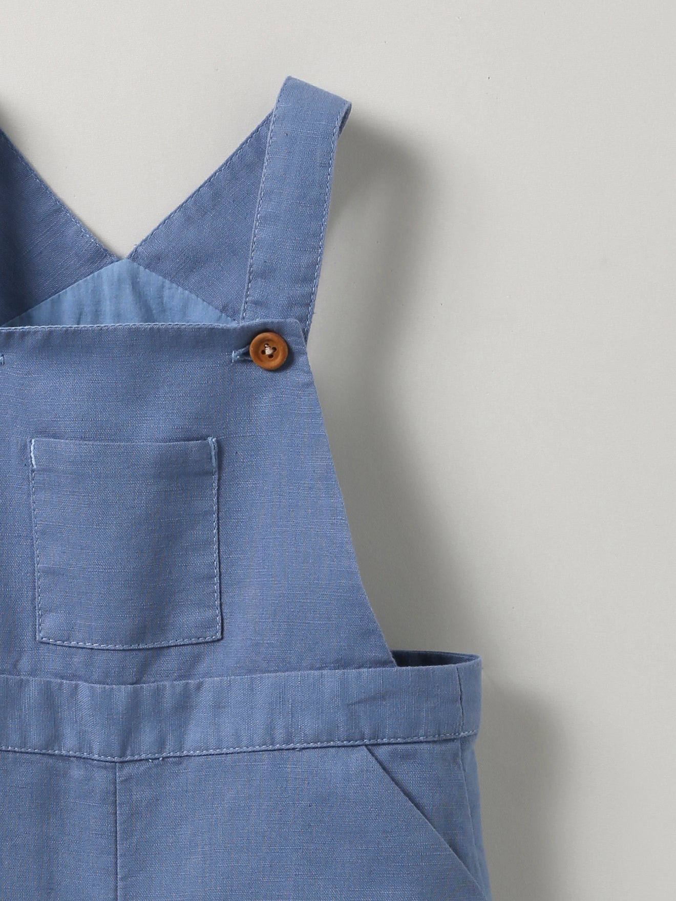 Baby-Latzhose aus Leinen und Baumwolle, kurz