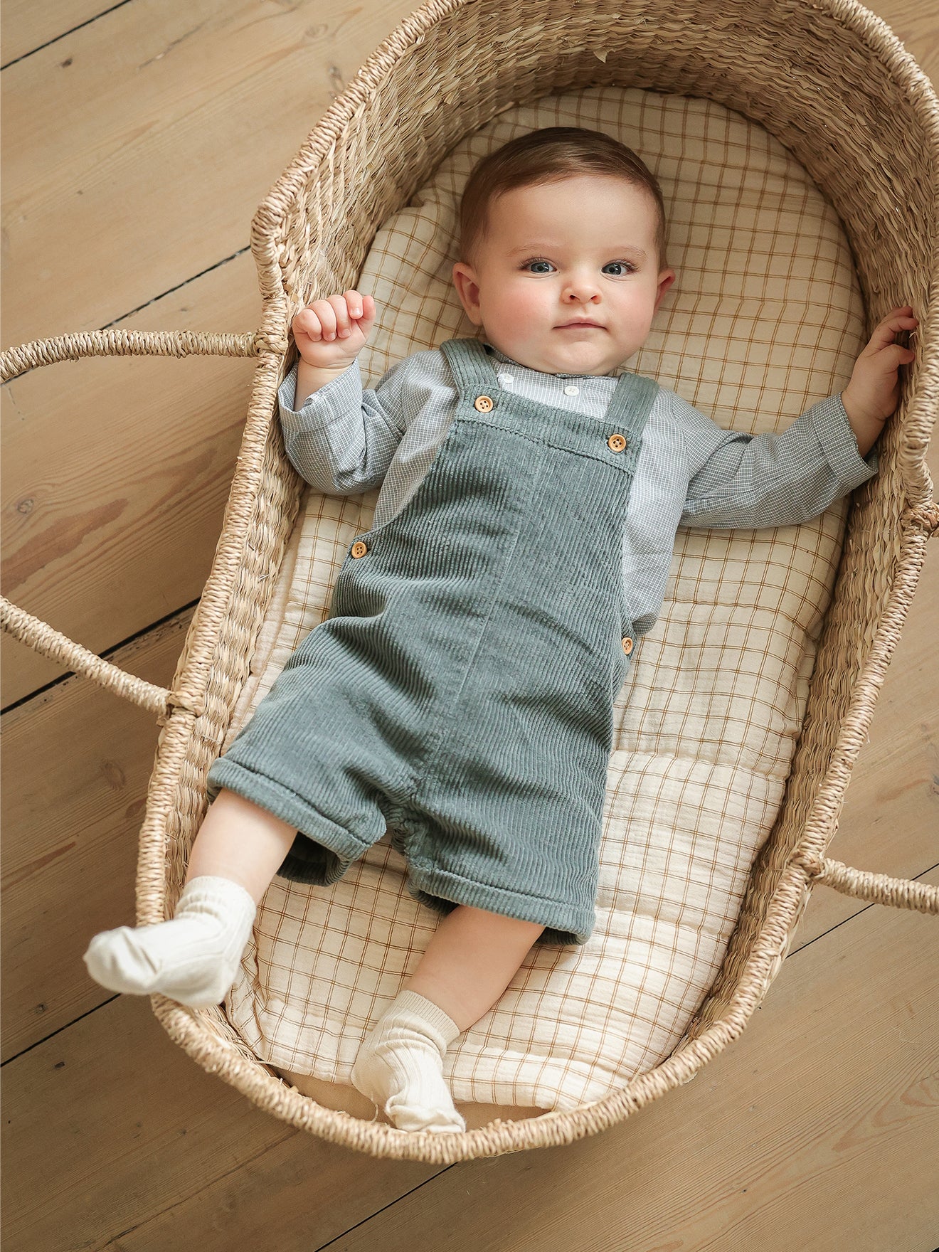 Kurze Baby-Latzhose aus Velours