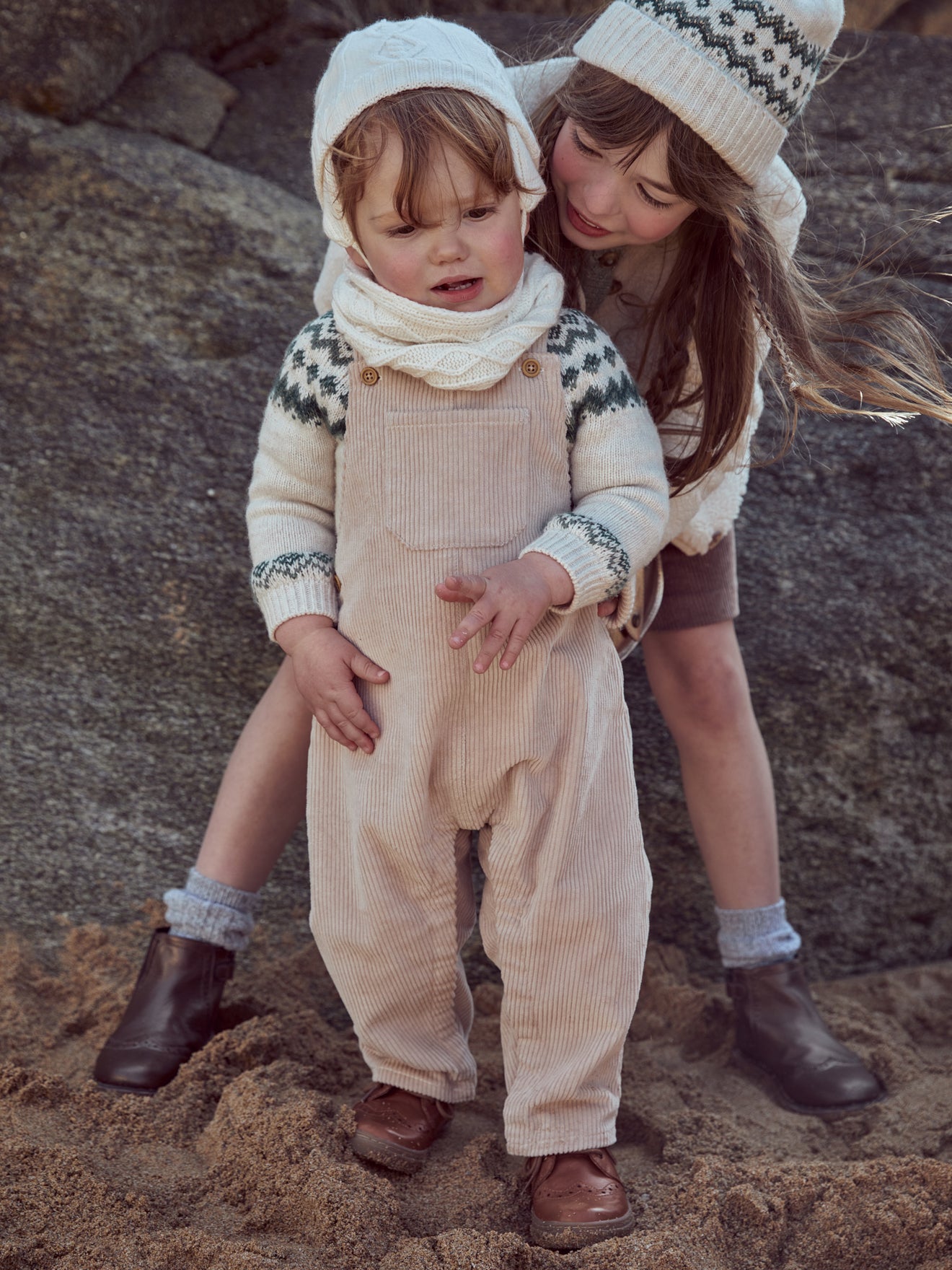 Baby-Latzhose aus Velours mit breiten Rippen