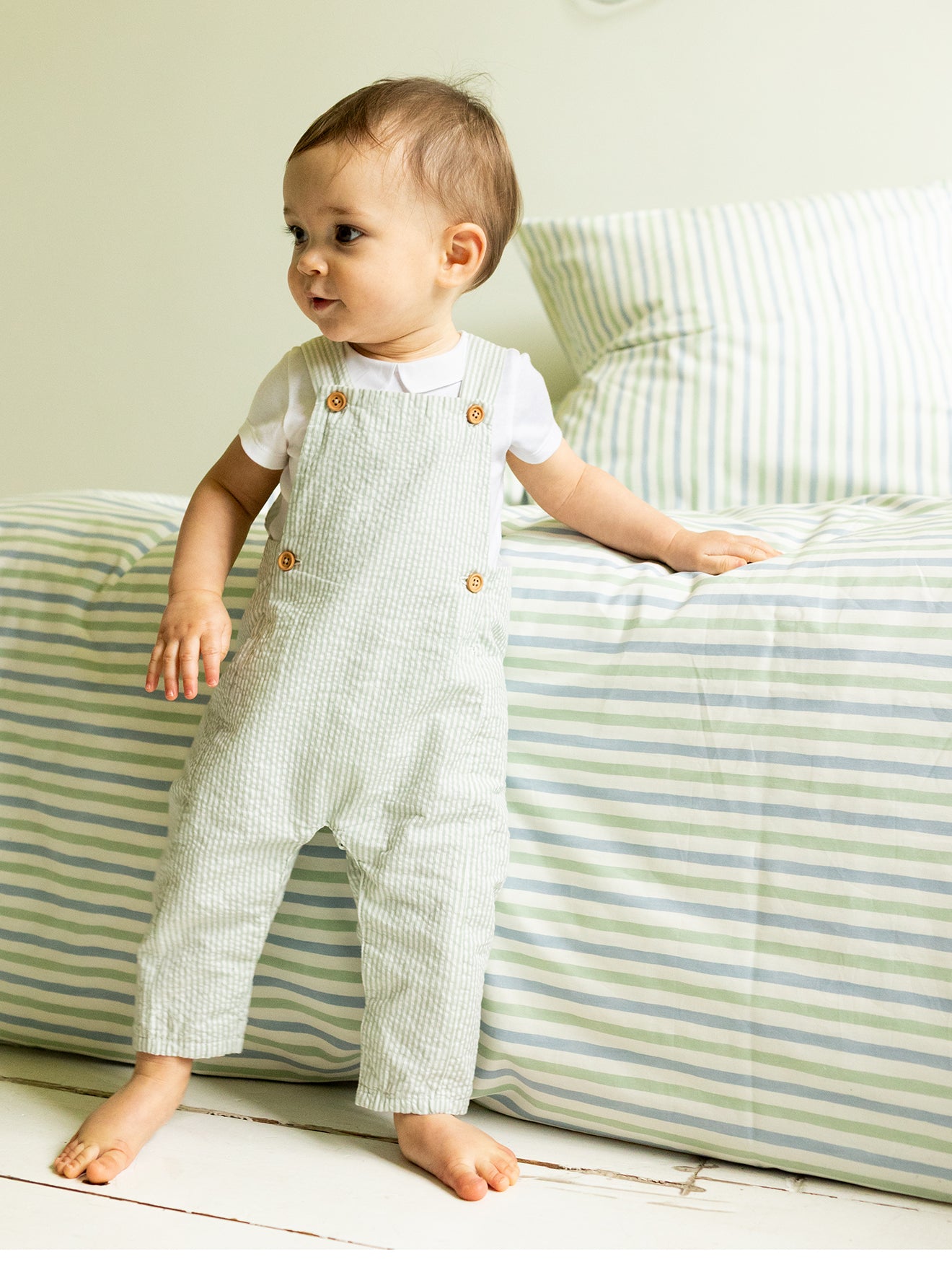 Baby-Latzhose aus Seersucker