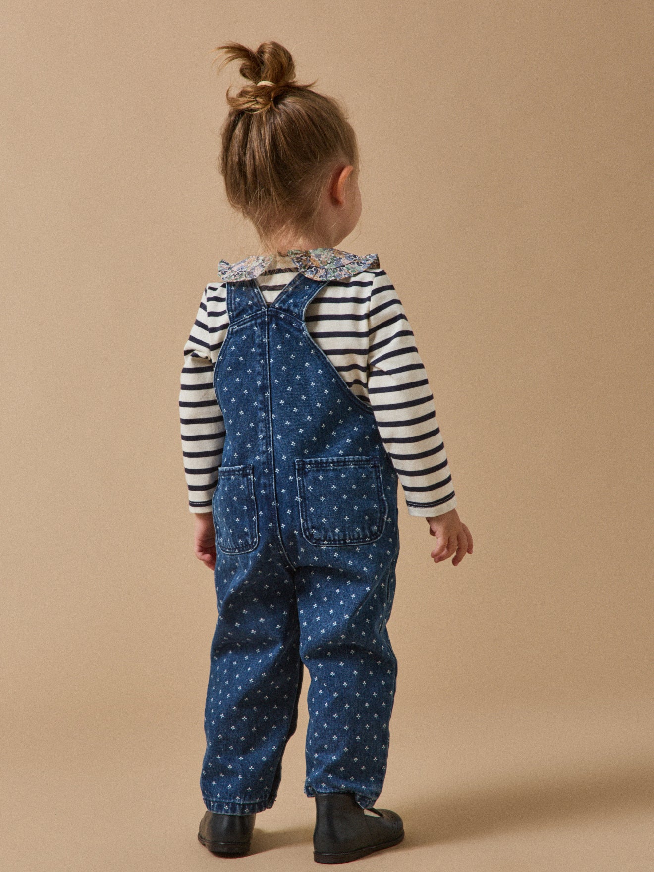 Baby-Latzhose aus Denim mit Allover-Print