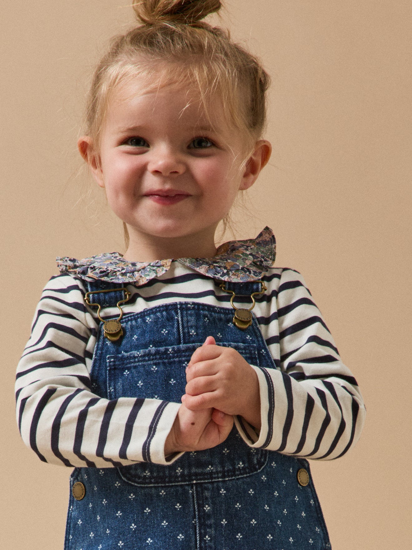 Baby-Latzhose aus Denim mit Allover-Print