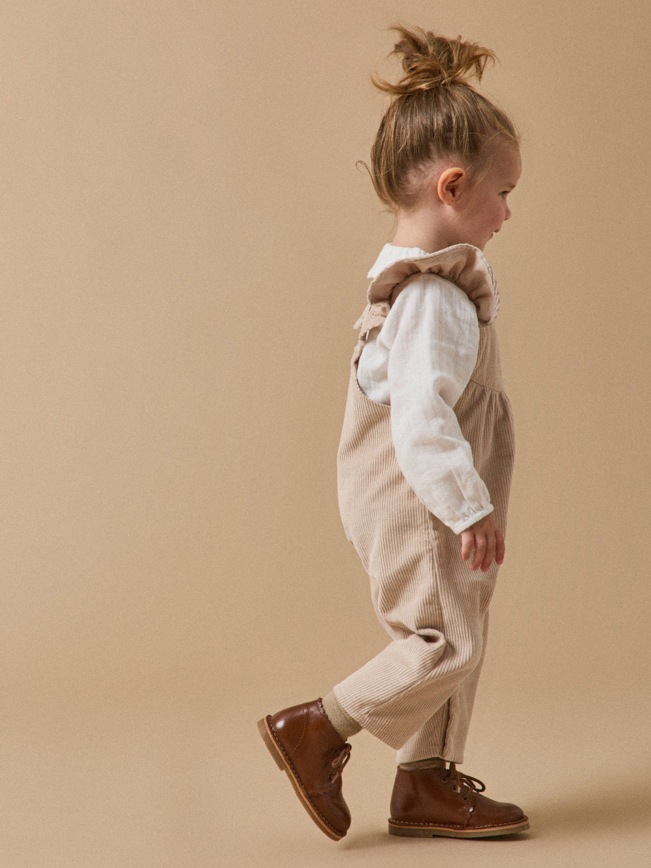 Baby-Latzhose aus Velours mit breiten Rippen
