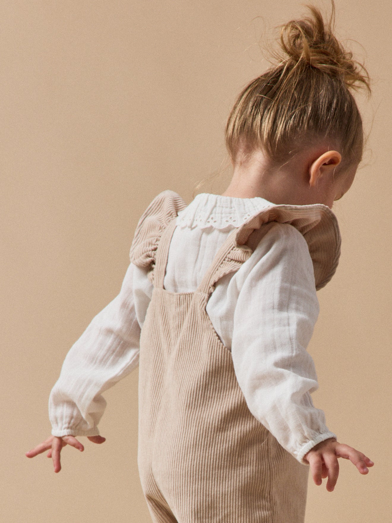 Baby-Latzhose aus Velours mit breiten Rippen