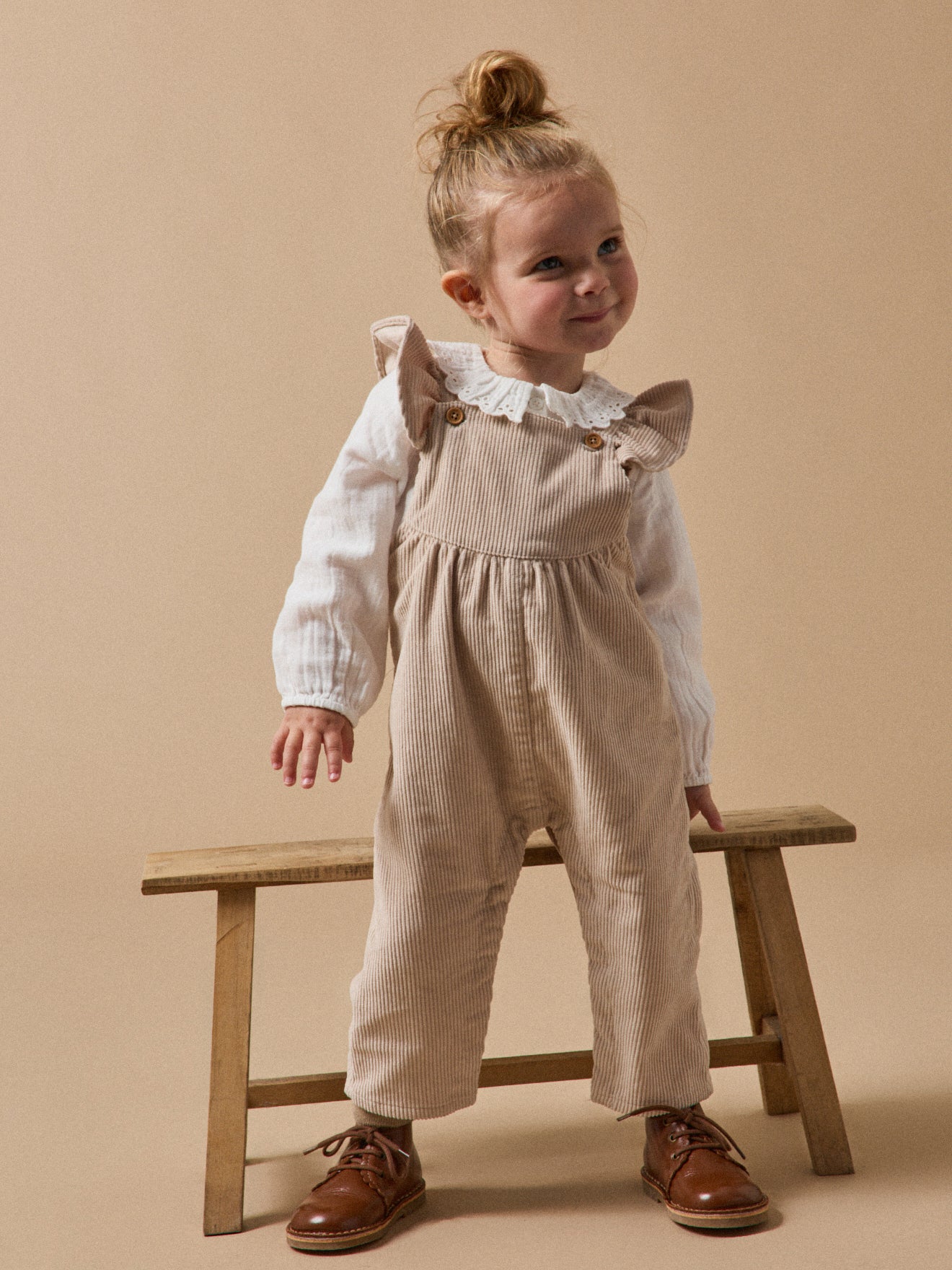 Baby-Latzhose aus Velours mit breiten Rippen