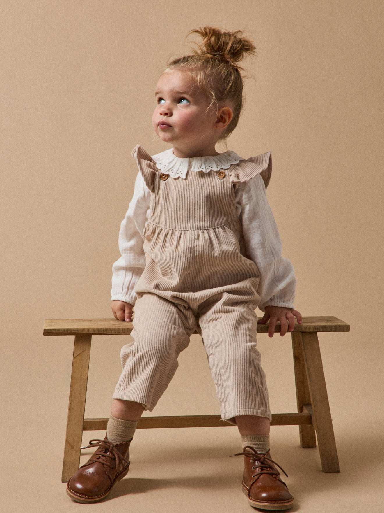 Baby-Latzhose aus Velours mit breiten Rippen