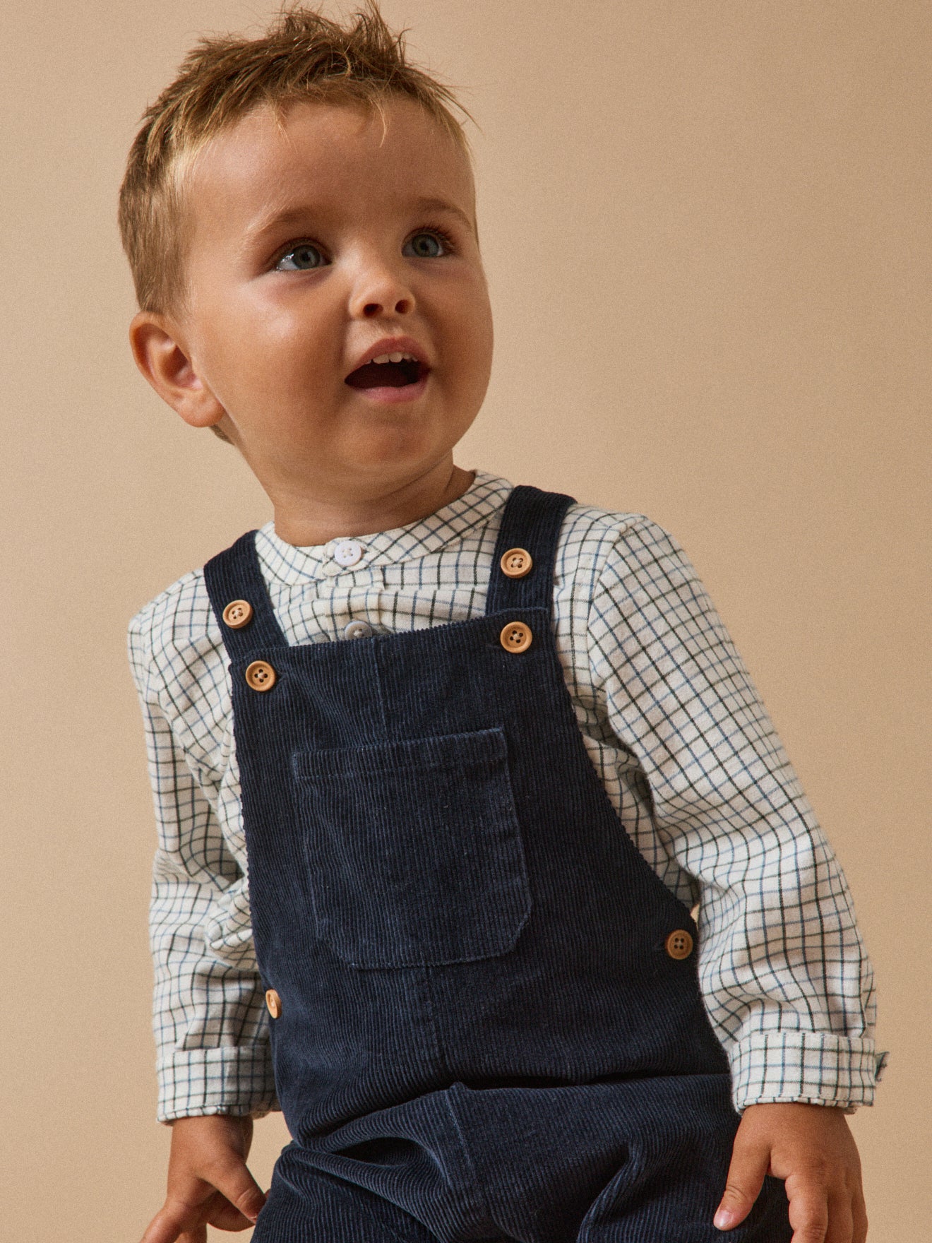 Baby-Latzhose aus Cordsamt