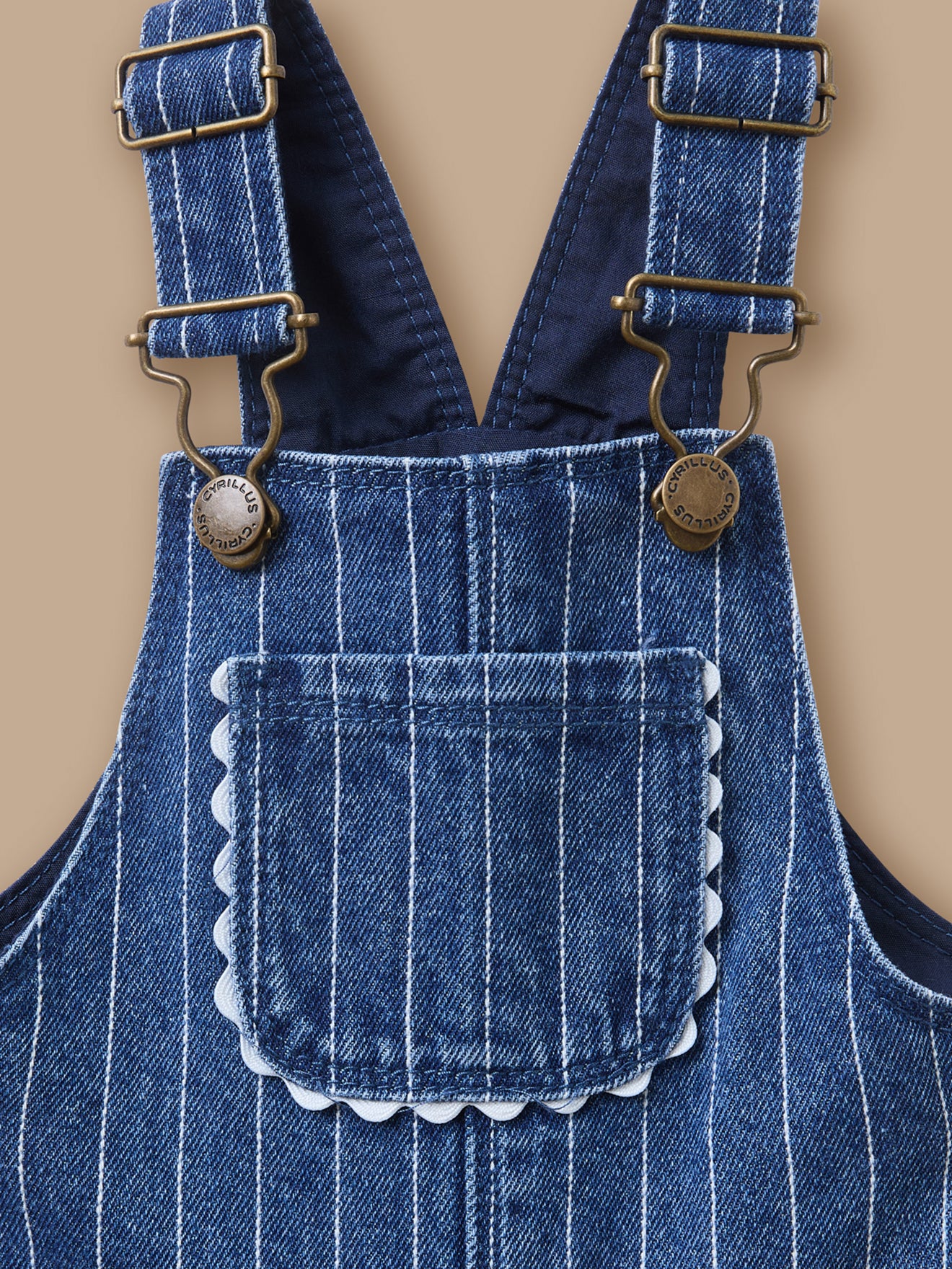 Gestreifte Denim-Latzhose für Babys
