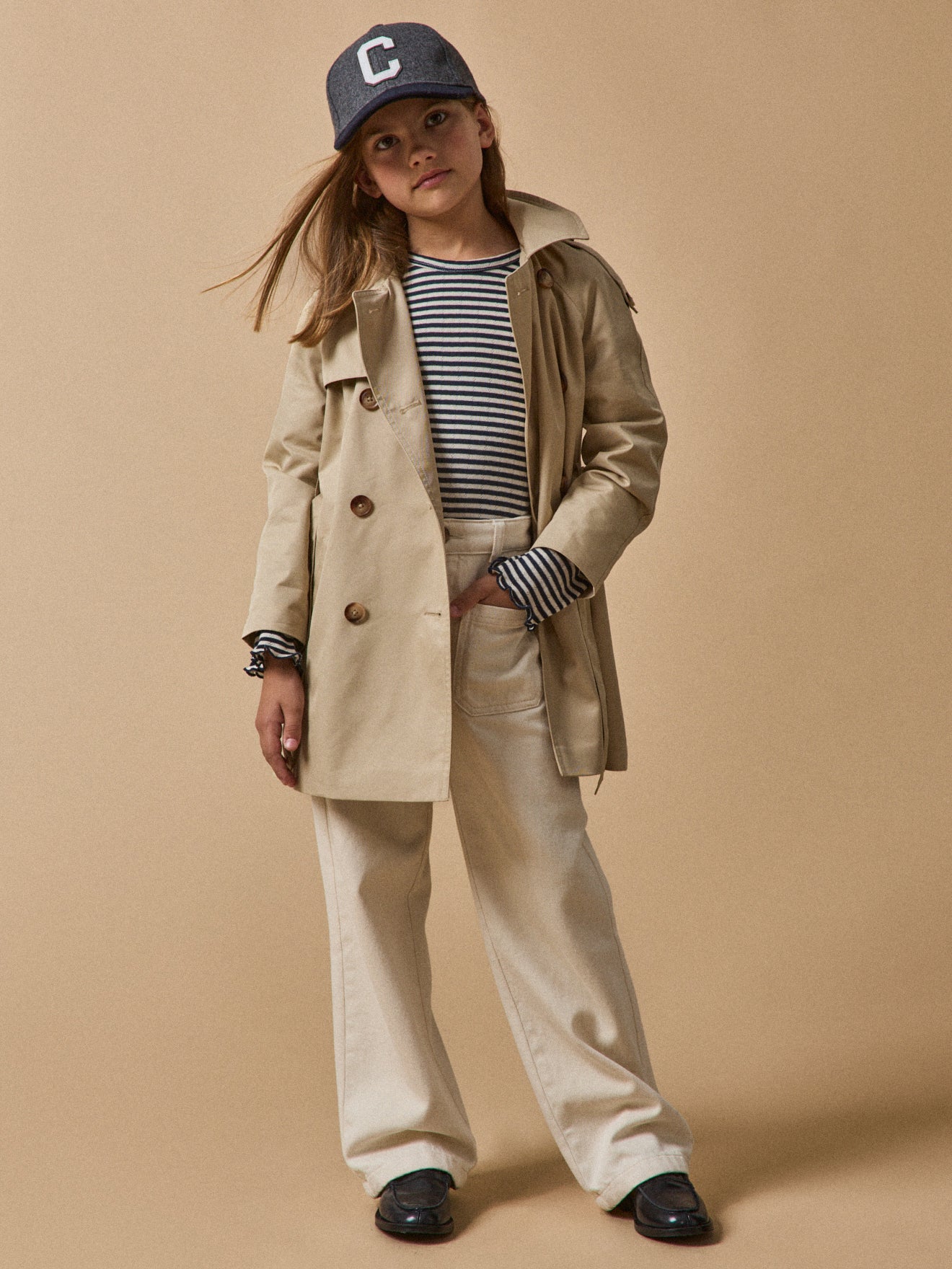 Ikonischer Mädchen-Trenchcoat
