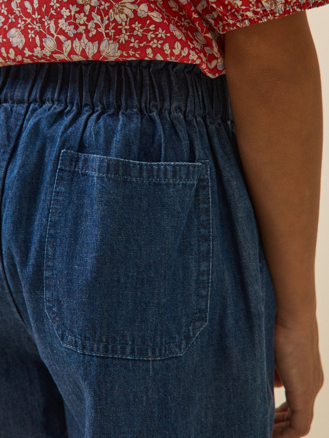 Mädchenhose, weit, aus leichtem Denim