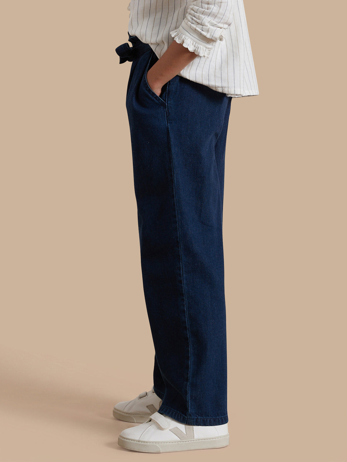 Mädchenhose aus leichtem Denim, weit geschnitten