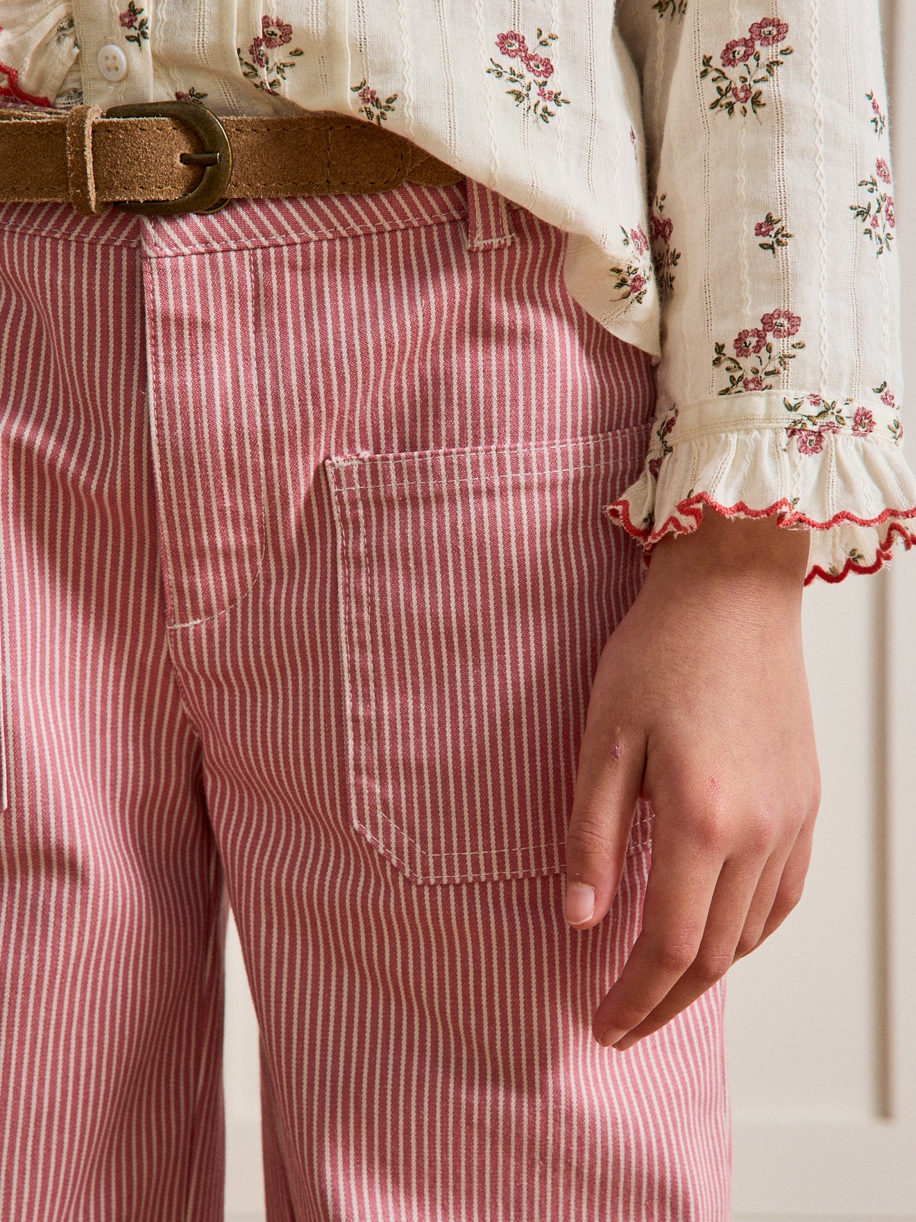 Mädchenhose aus Denim mit Streifenmuster, gerade geschnitten