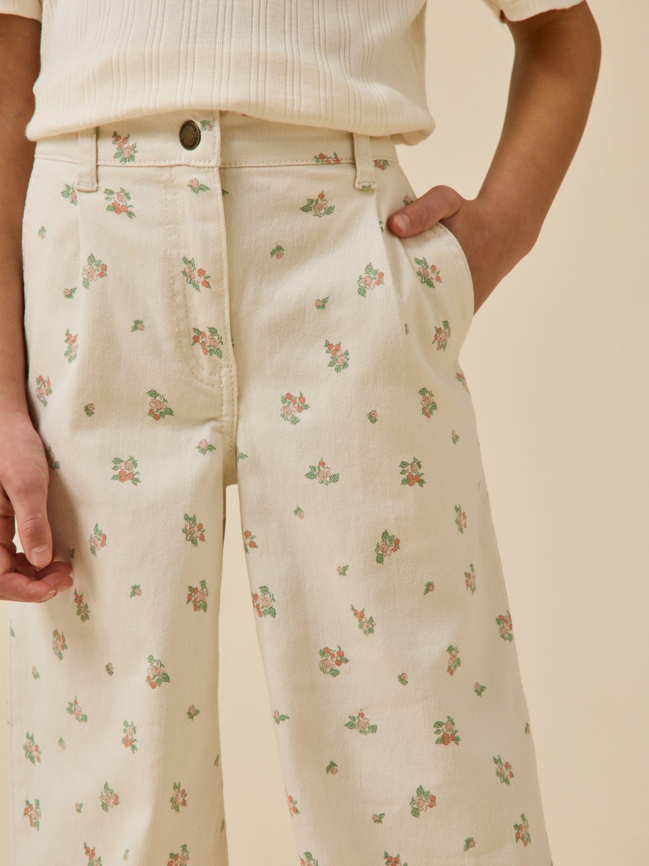 Mädchenhose mit weitem Schnitt und Print