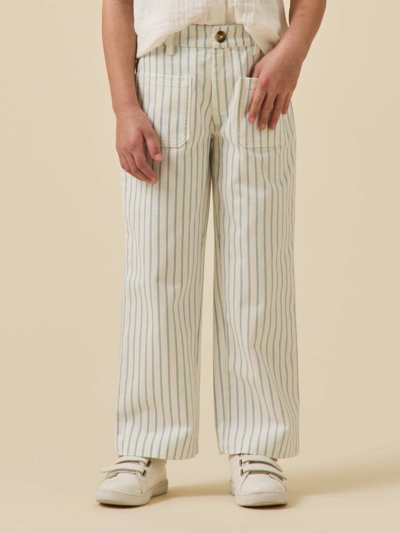 Mädchenhose aus gestreiftem Denim