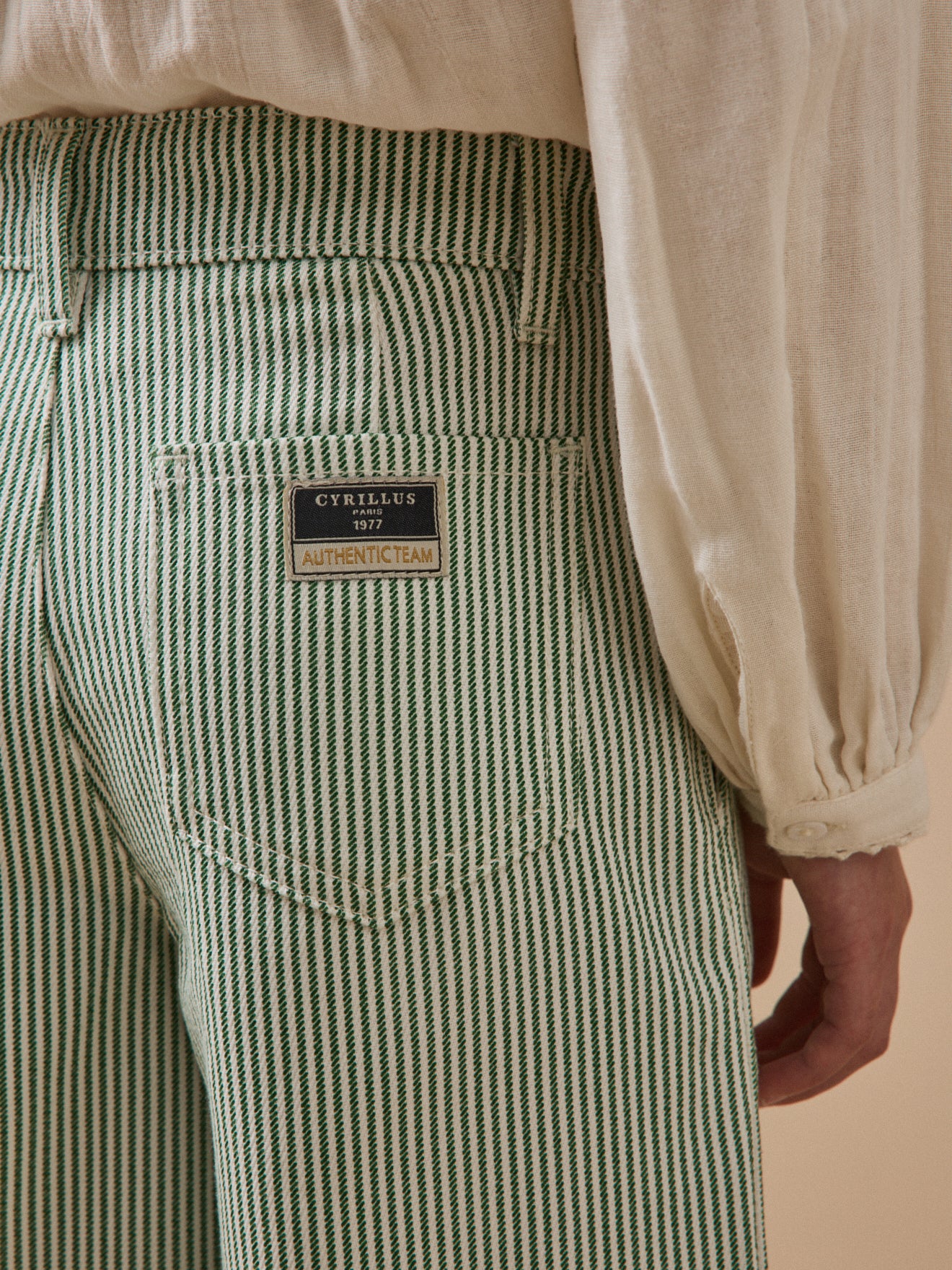 Mädchenhose mit Streifen, weit