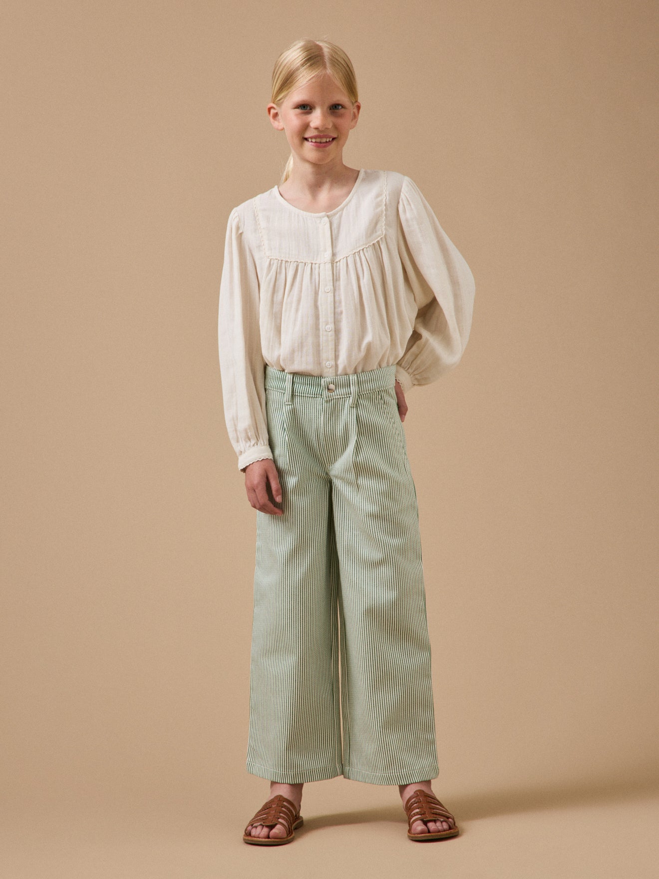 Mädchenhose mit Streifen, weit