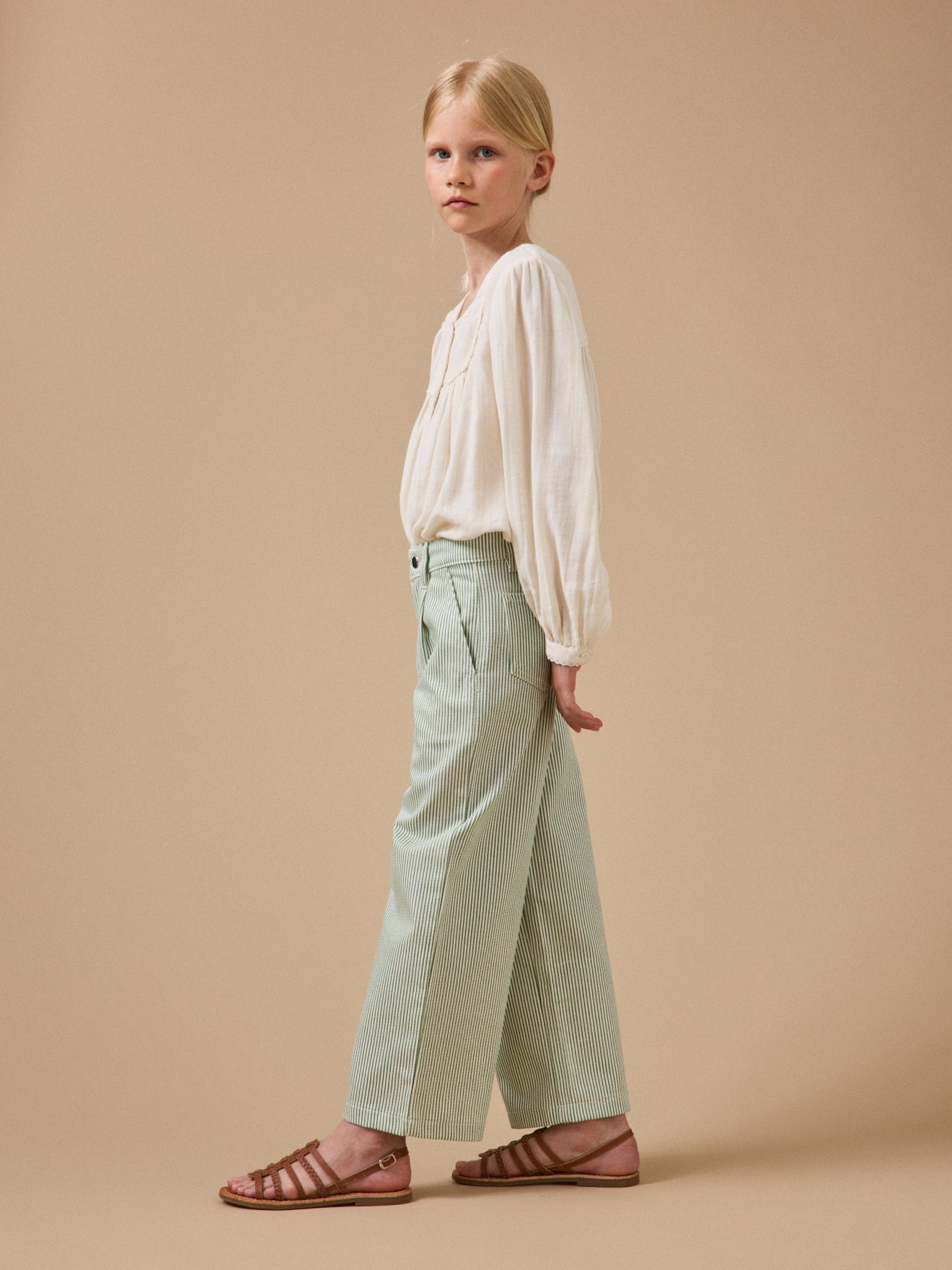 Mädchenhose mit Streifen, weit