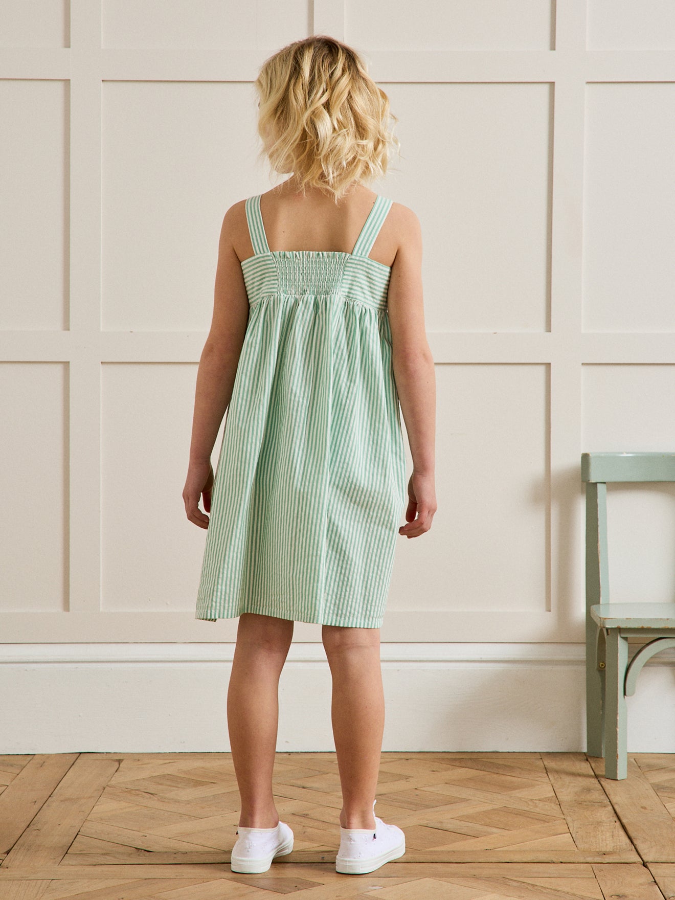 Mädchenkleid aus Seersucker mit Streifenmuster