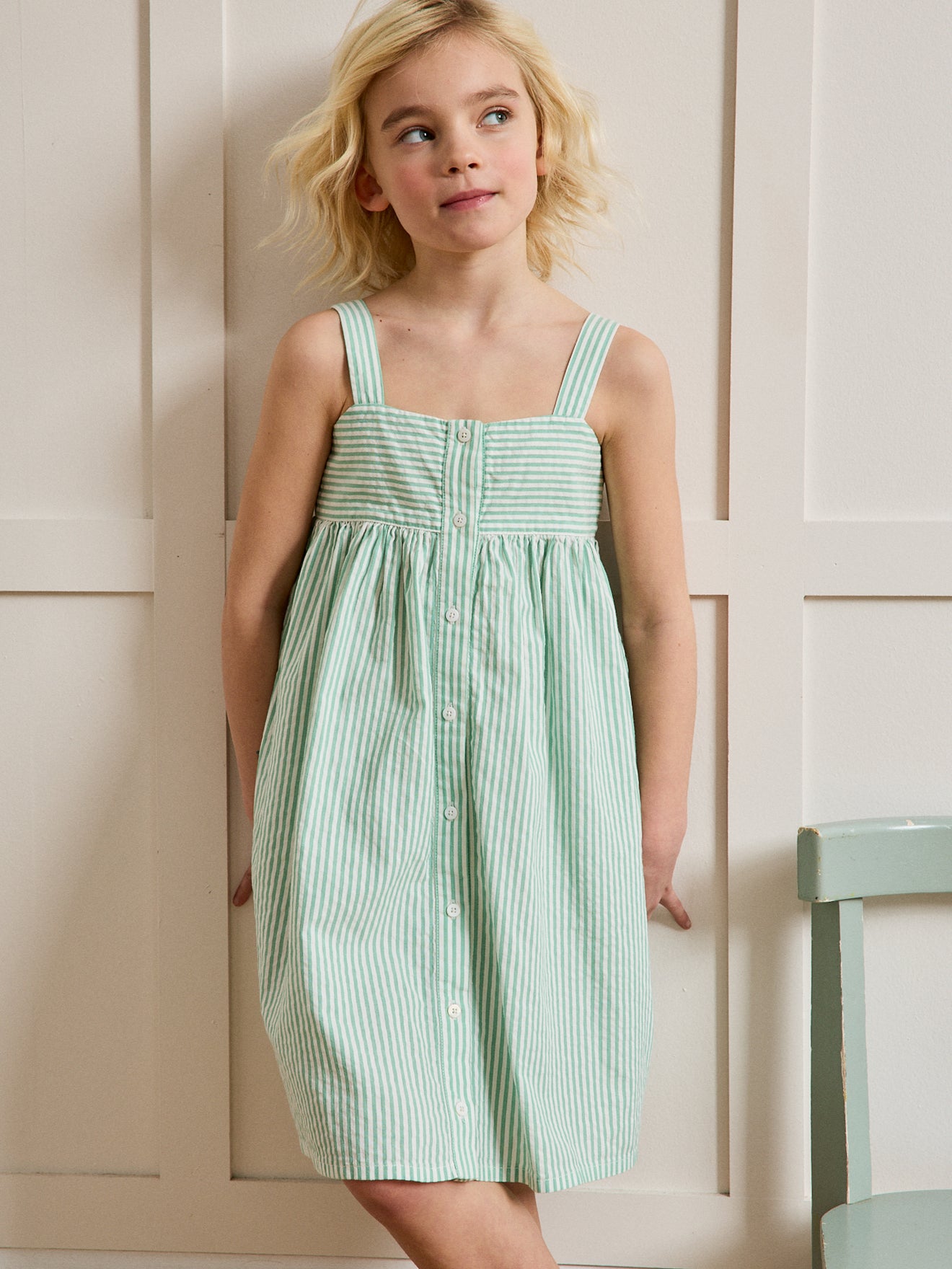 Mädchenkleid aus Seersucker mit Streifenmuster