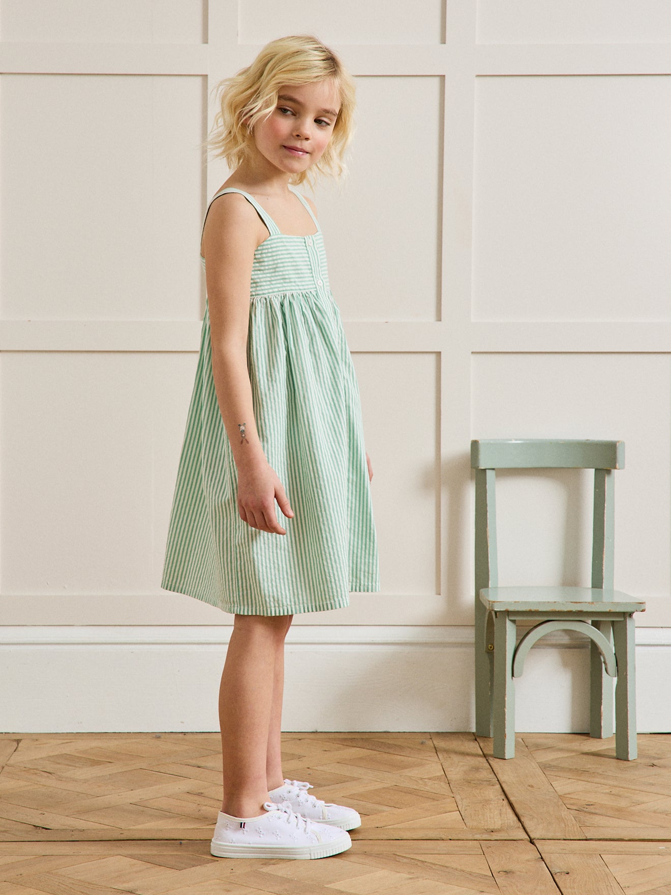 Mädchenkleid aus Seersucker mit Streifenmuster