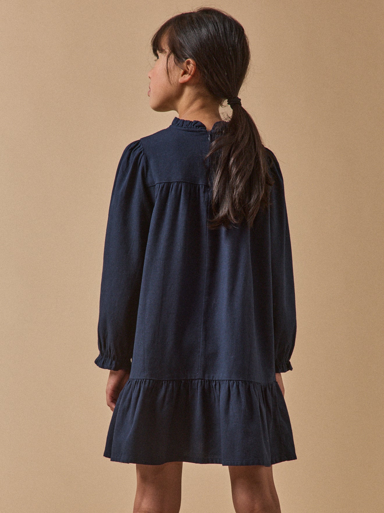 Mädchenkleid mit Stickerei