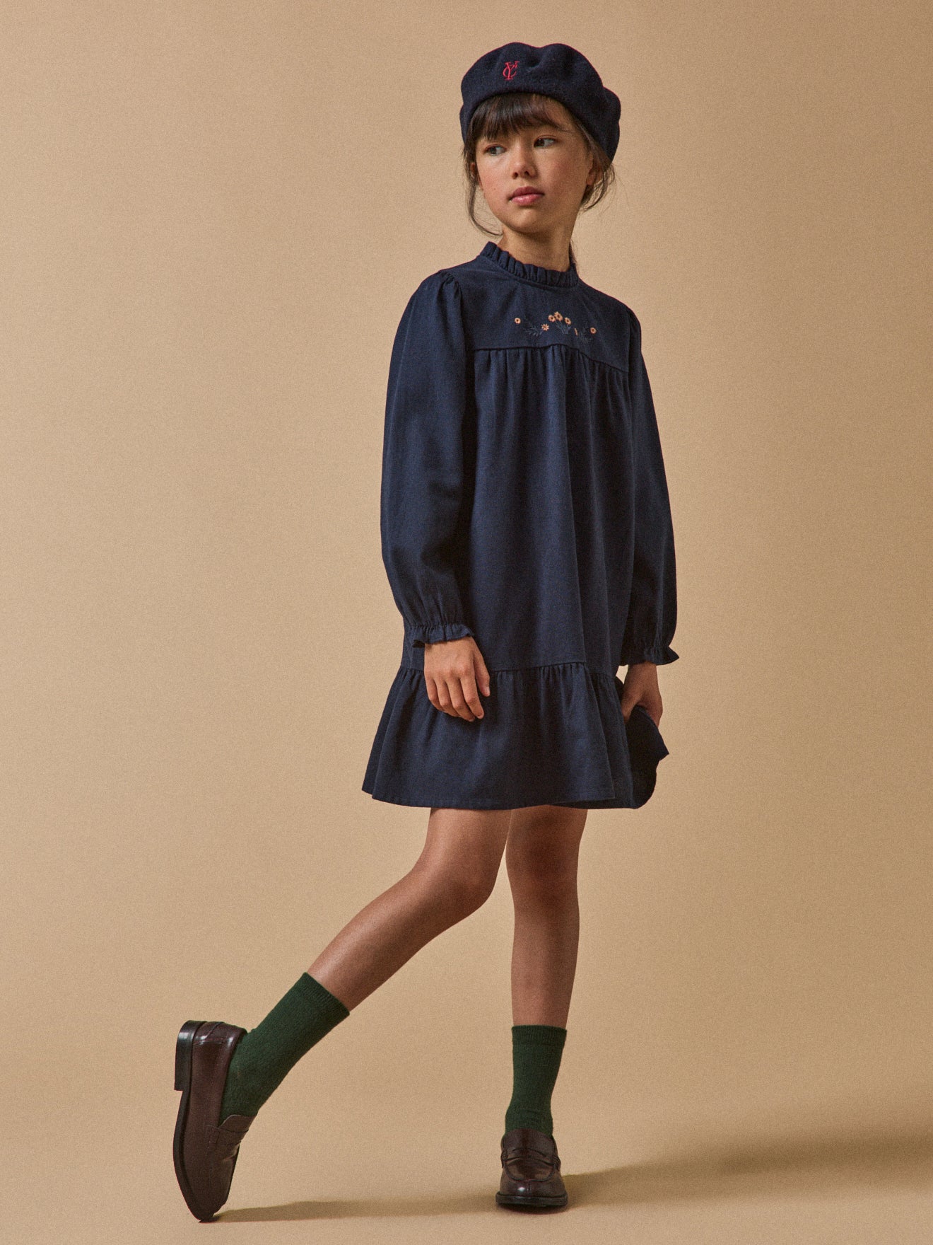 Mädchenkleid mit Stickerei