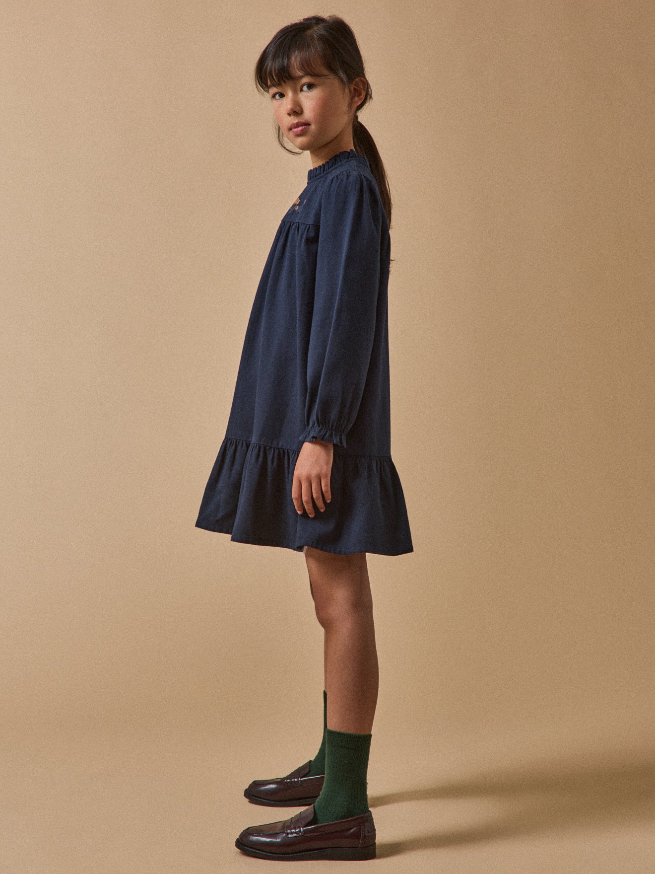 Mädchenkleid mit Stickerei