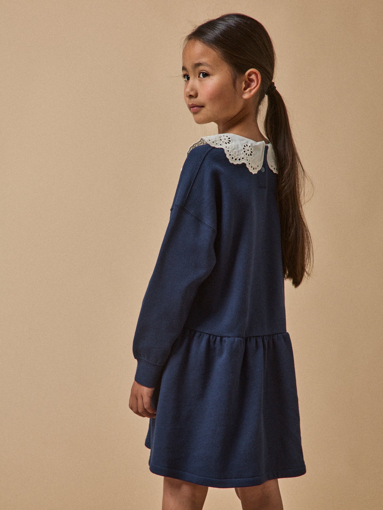 Kleid mit großem besticktem Kragen, Bio-Baumwolle