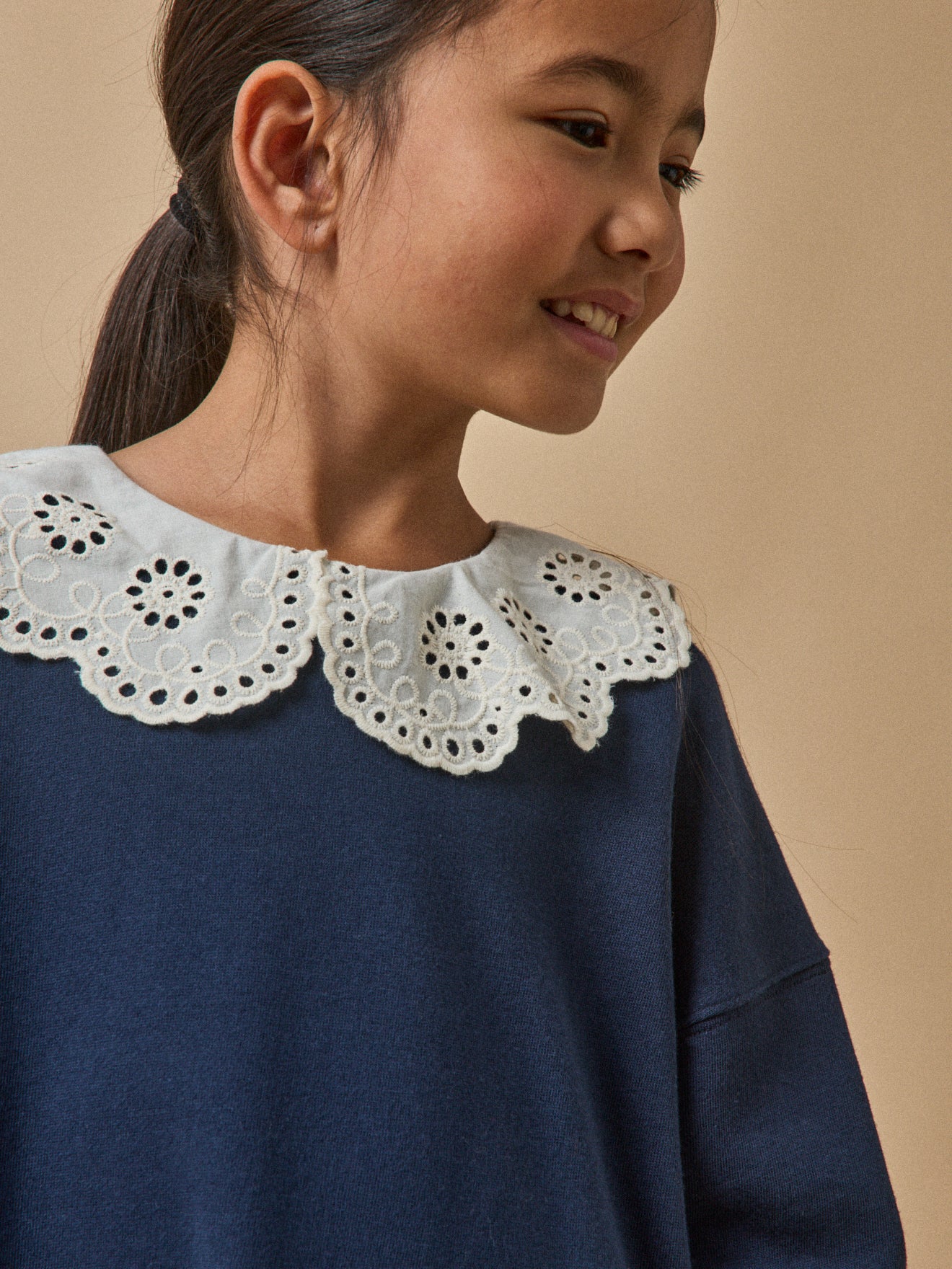 Kleid mit großem besticktem Kragen, Bio-Baumwolle