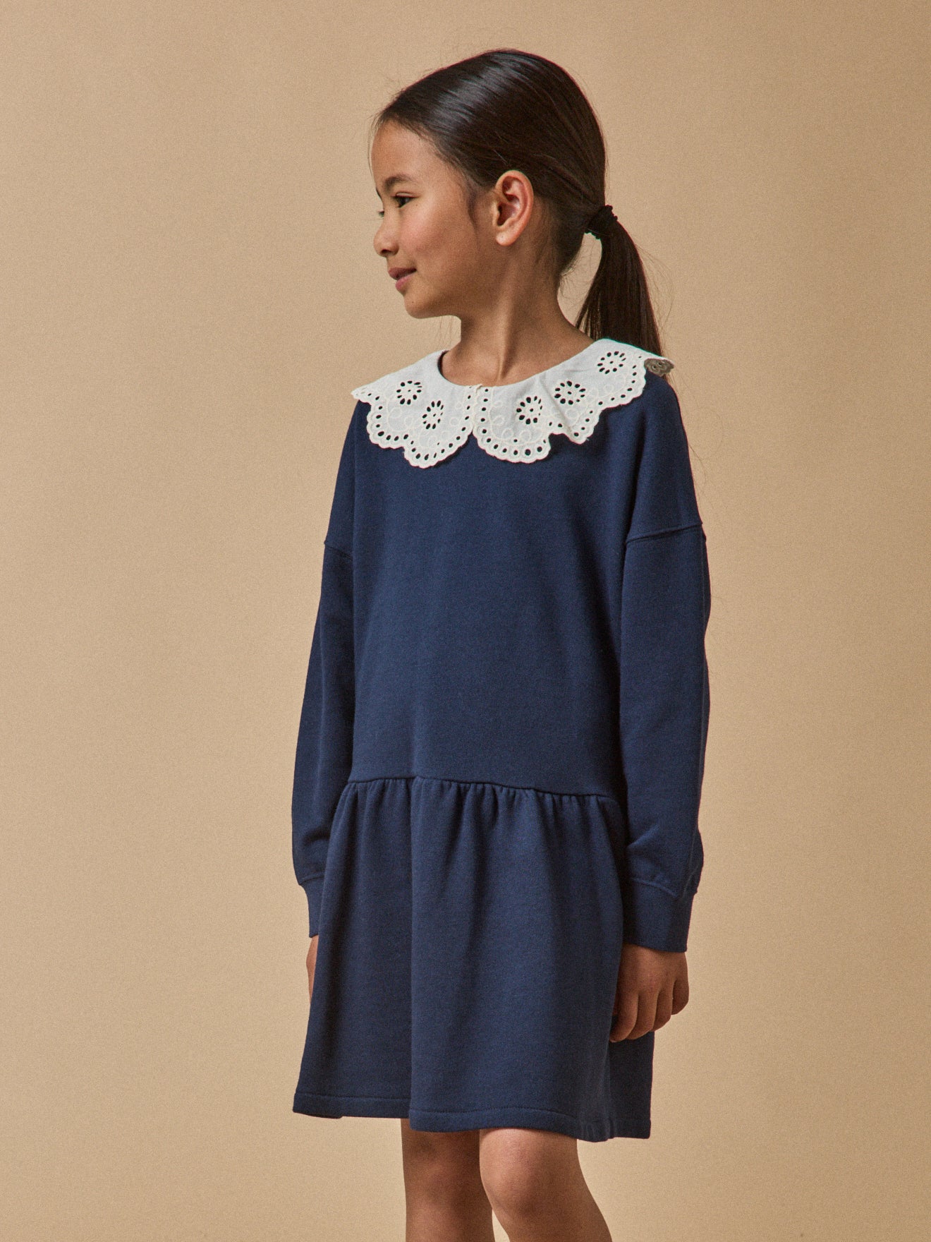 Kleid mit großem besticktem Kragen, Bio-Baumwolle