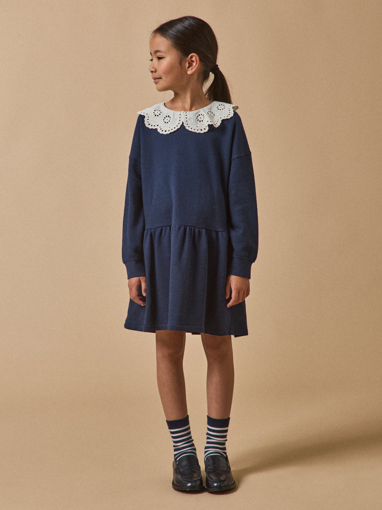 Kleid mit großem besticktem Kragen, Bio-Baumwolle