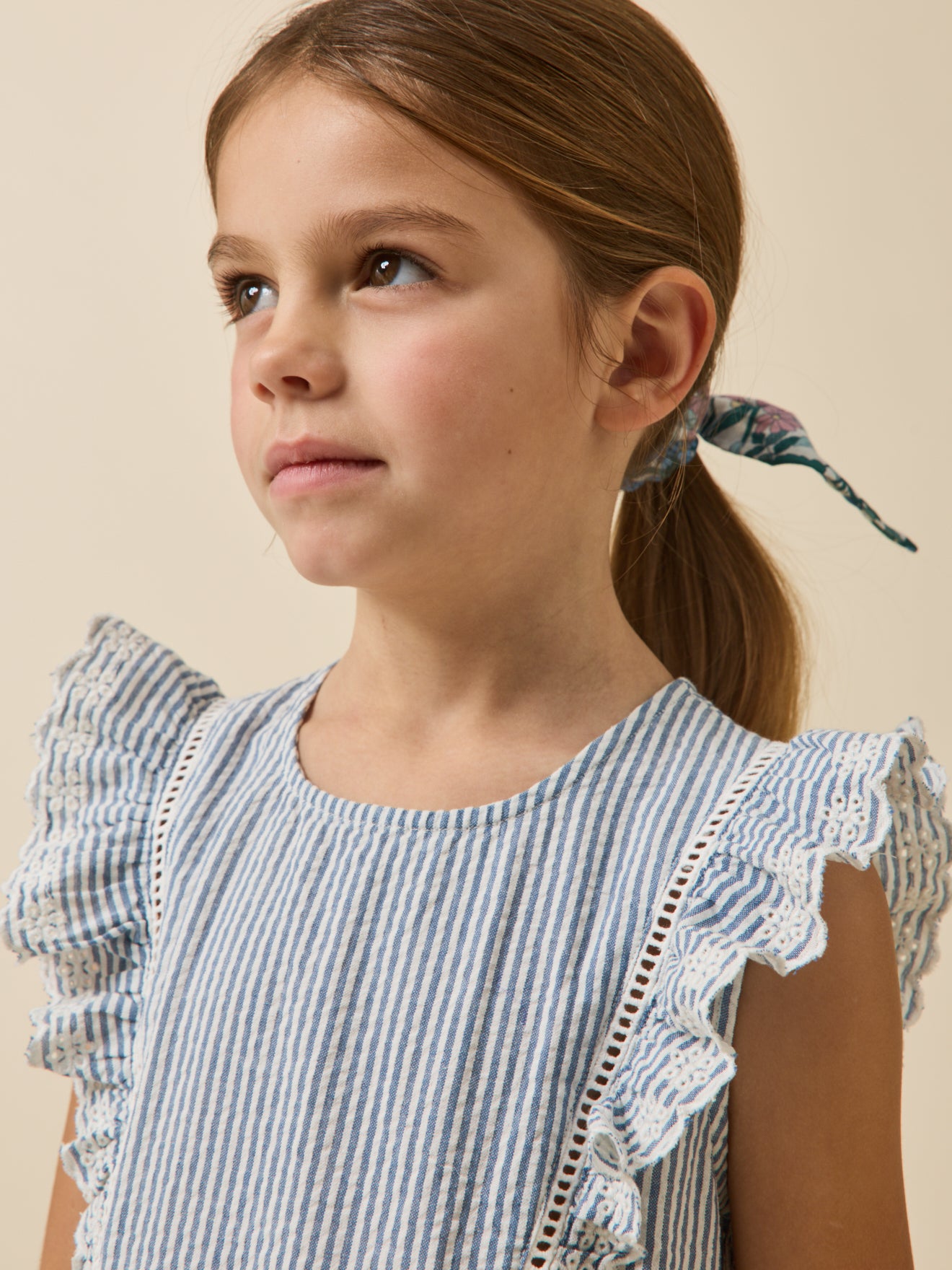 Mädchenkleid aus Seersucker mit Streifenmuster