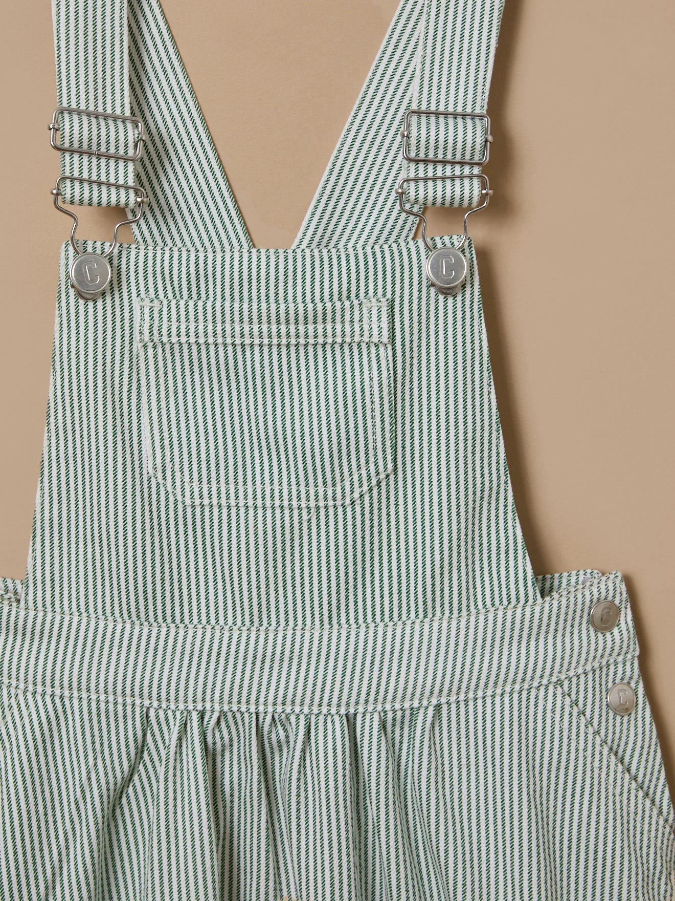 Mädchen-Trägerkleid aus gestreiftem Denim