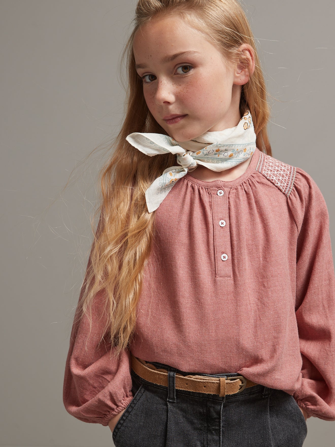 Mädchenbluse mit Smokstoff