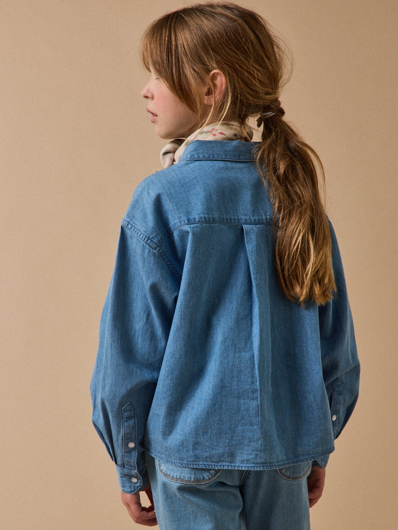 Mädchenbluse aus leichtem Denim