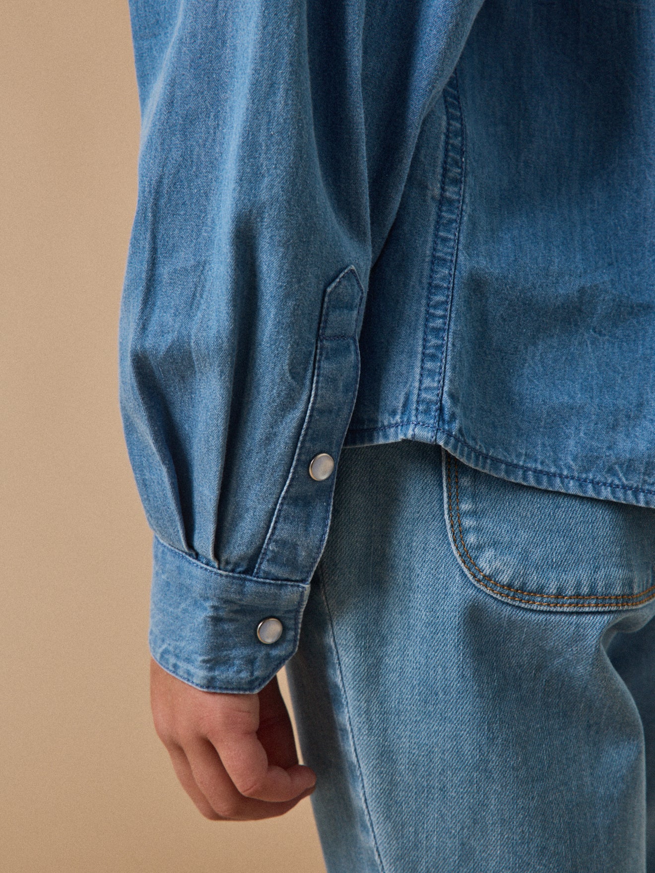 Mädchenbluse aus leichtem Denim