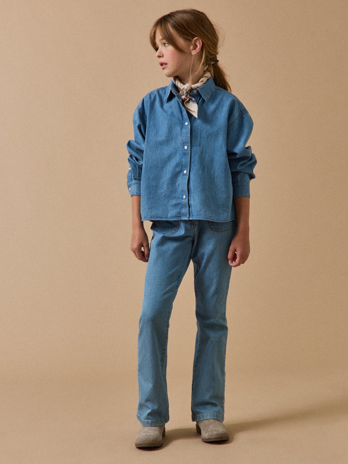 Mädchenbluse aus leichtem Denim