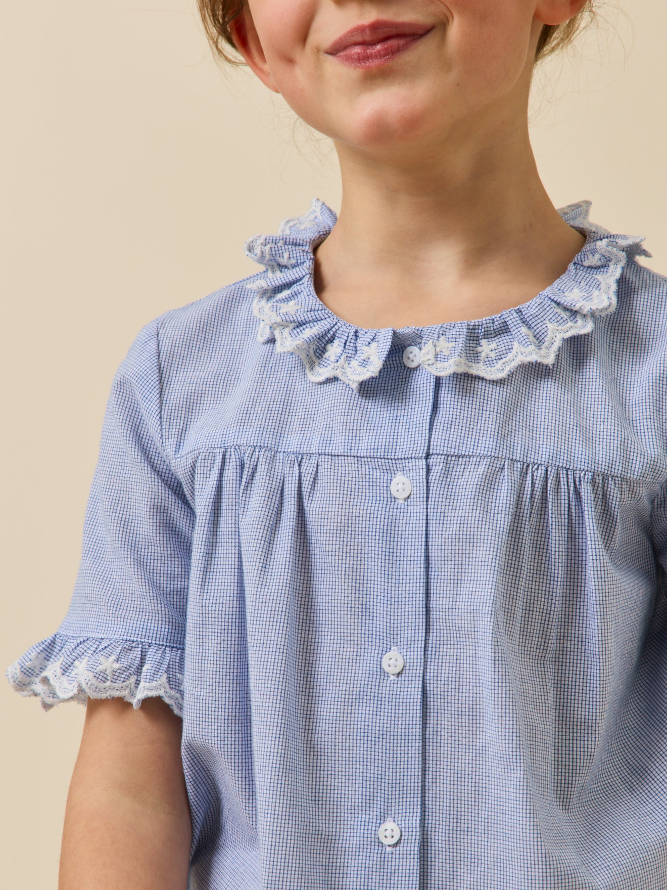 Mädchenbluse mit Stickerei