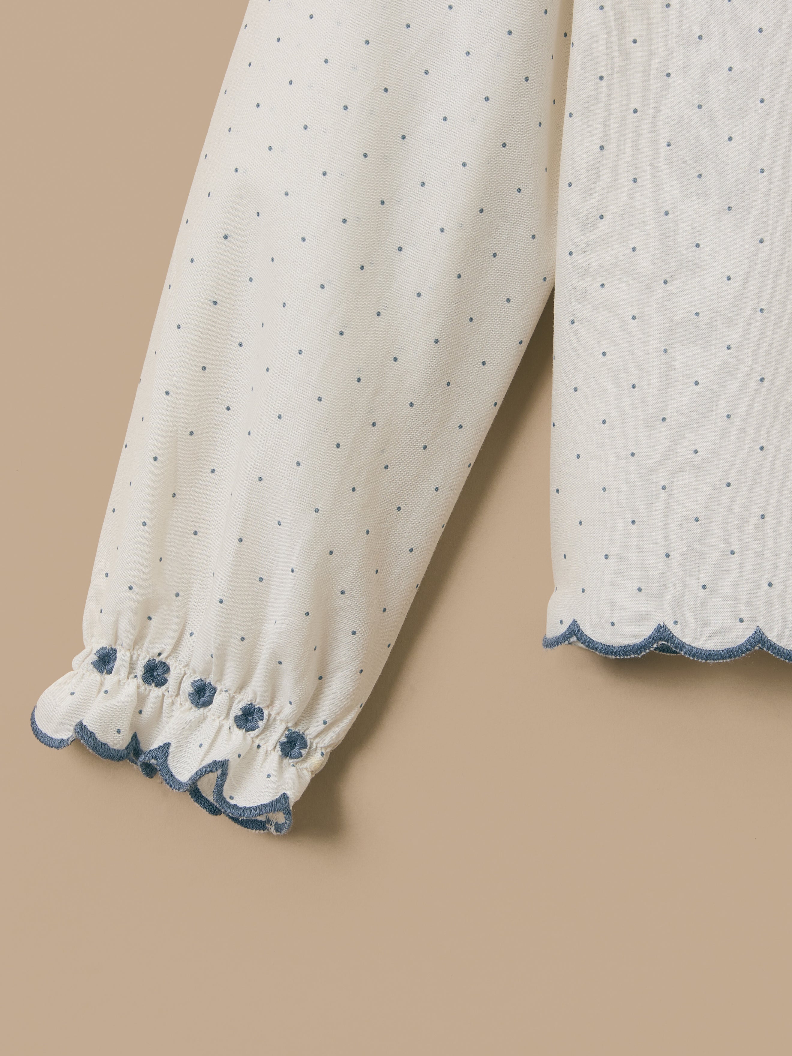 Mädchenbluse, mit Stickerei