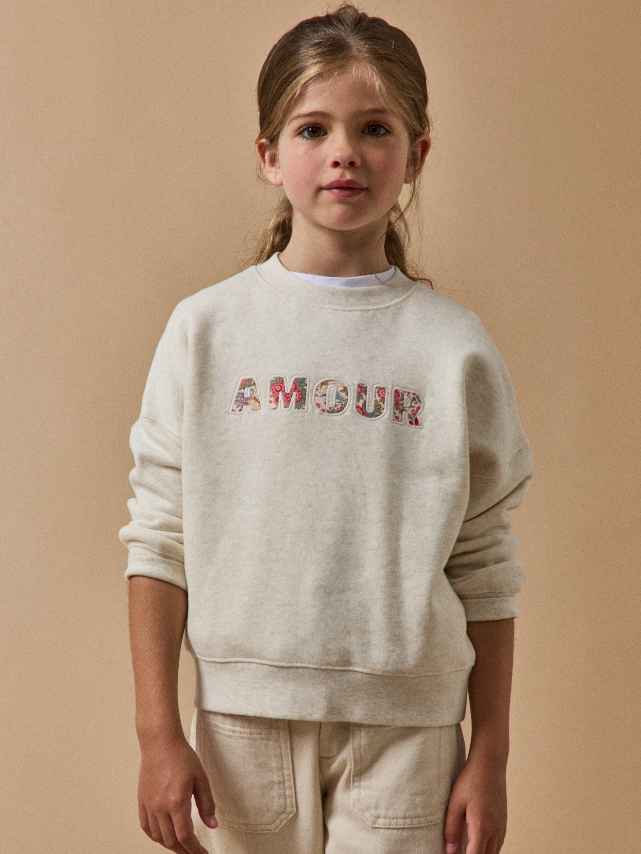 Mädchen-Sweatshirt mit Buchstaben aus Liberty®-Stoff – Bio-Baumwolle