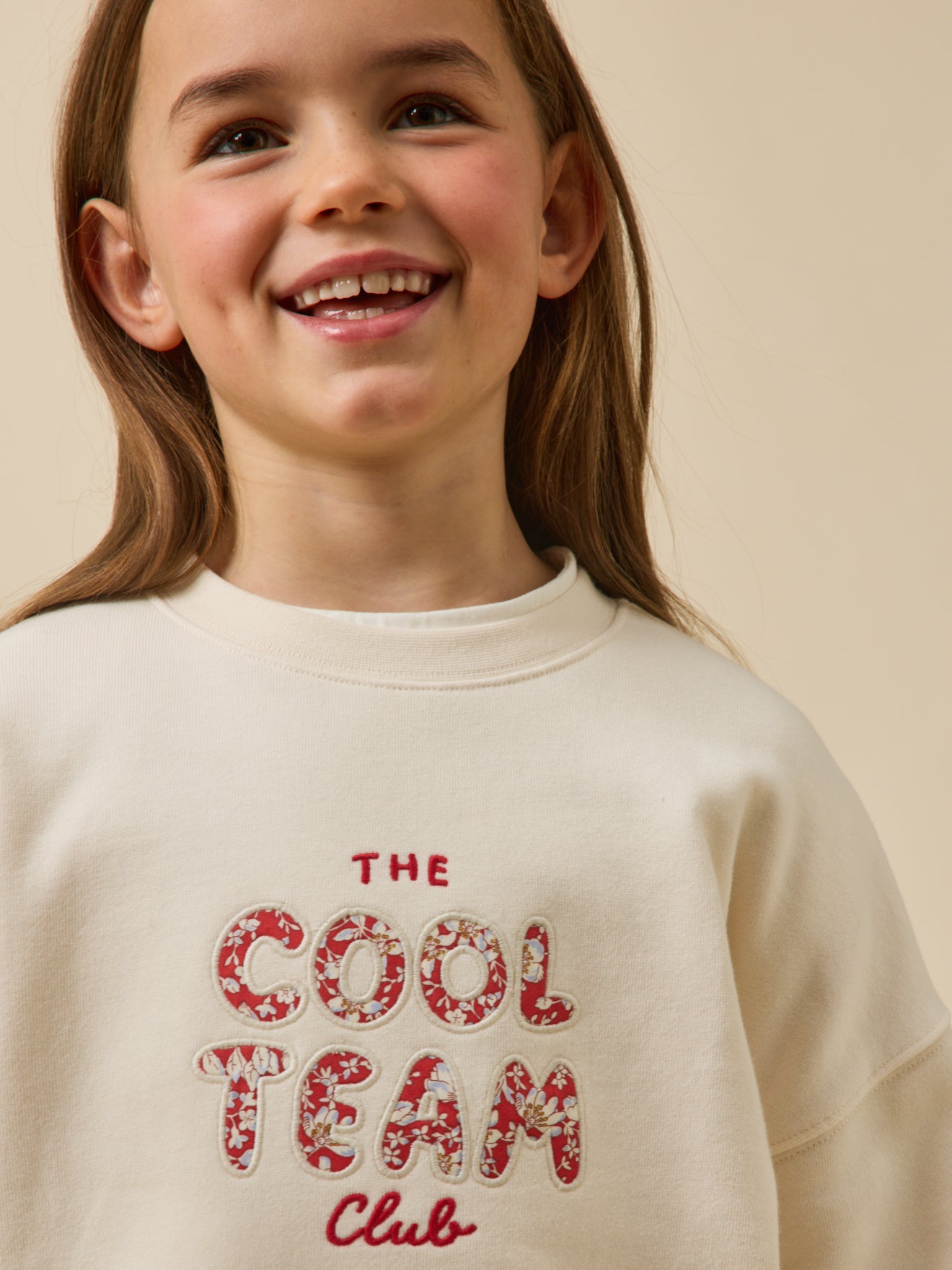 Mädchen-Sweatshirt mit Schriftzug aus Liberty®-Stoff – Bio-Baumwolle