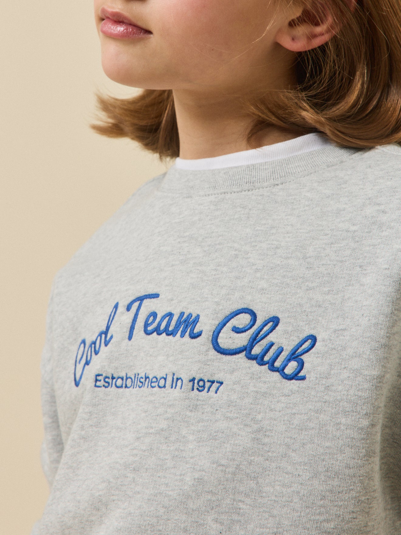 Mädchen-Sweatshirt mit Stickerei – Kollektion « Junior »