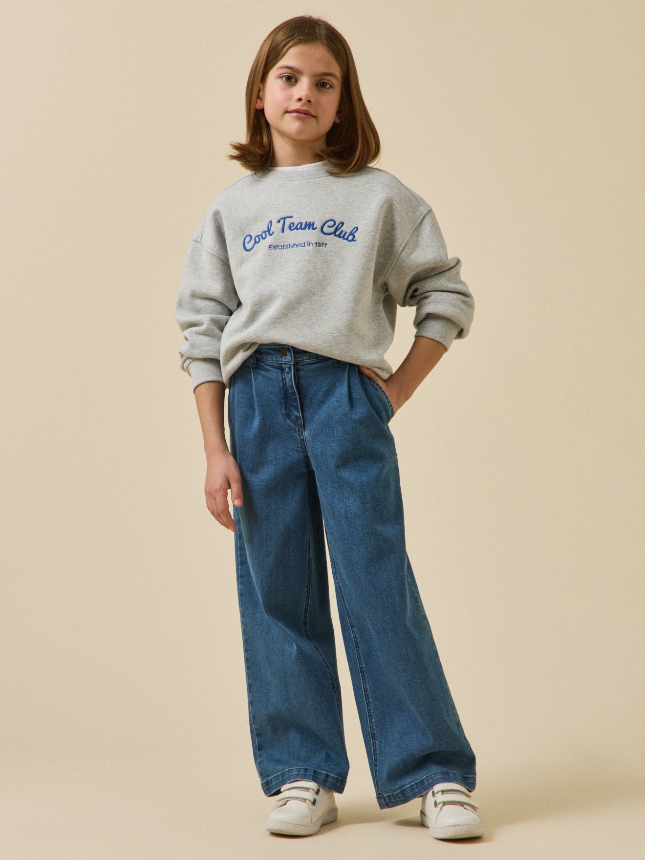 Mädchen-Sweatshirt mit Stickerei – Kollektion « Junior »